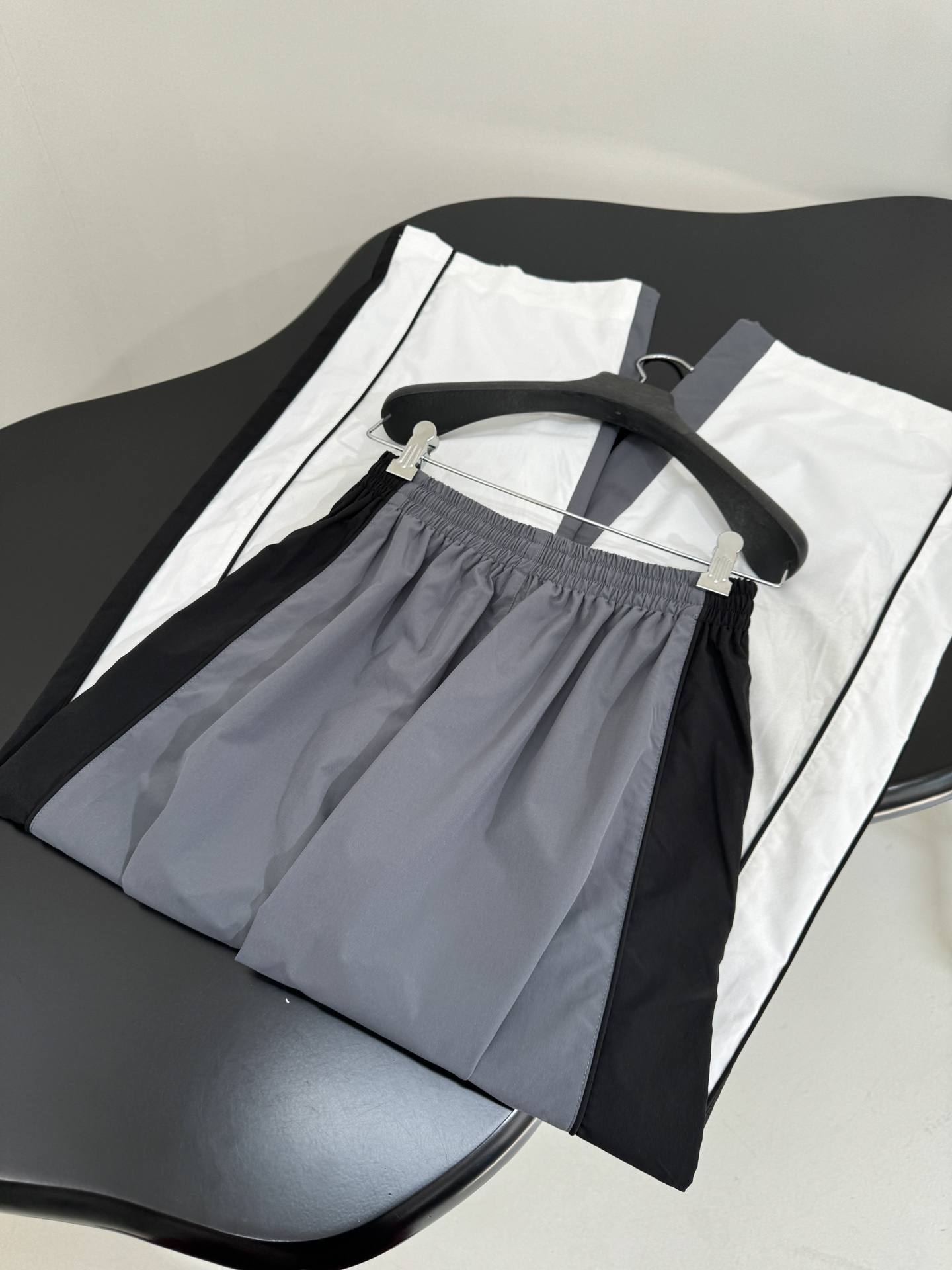 “Balenciaga Tracksuit: P768 Original Hardcore Female Suit for Fall, Grey and White Technology” - 图片 9