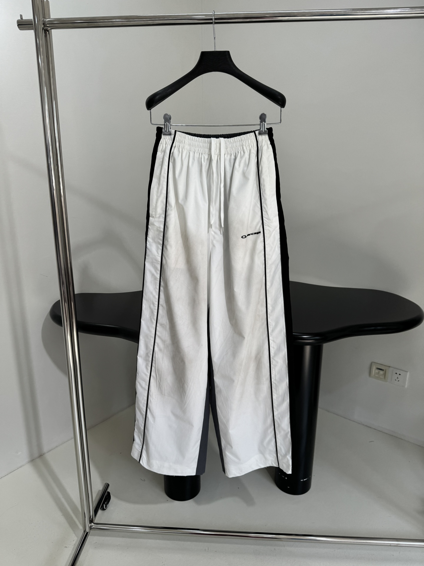 “Balenciaga Tracksuit: P768 Original Hardcore Female Suit for Fall, Grey and White Technology” - 图片 1