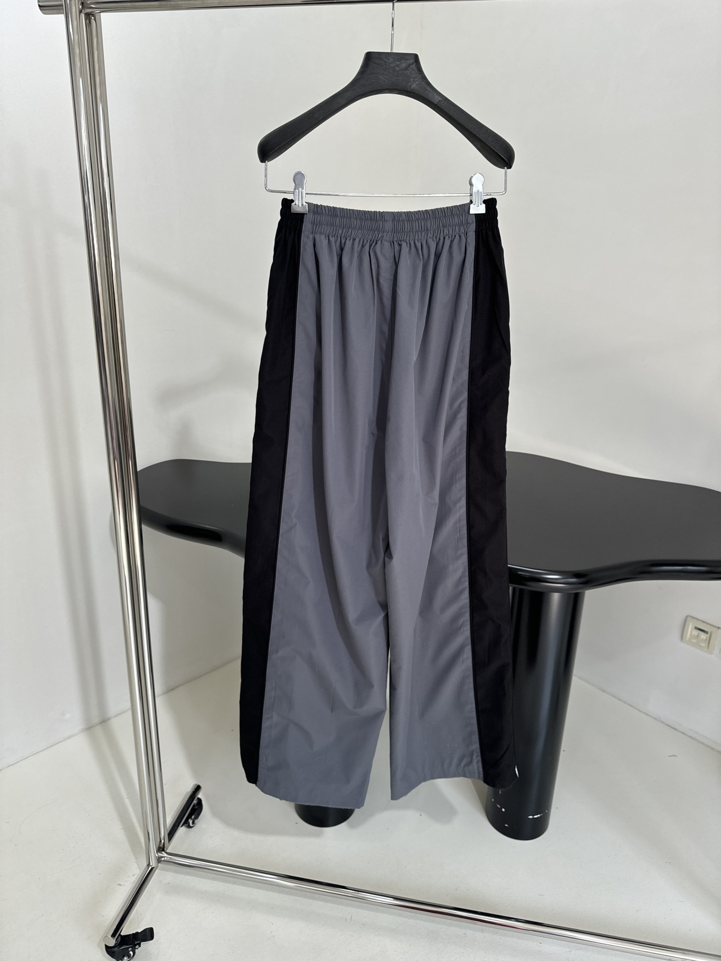 “Balenciaga Tracksuit: P768 Original Hardcore Female Suit for Fall, Grey and White Technology” - 图片 3