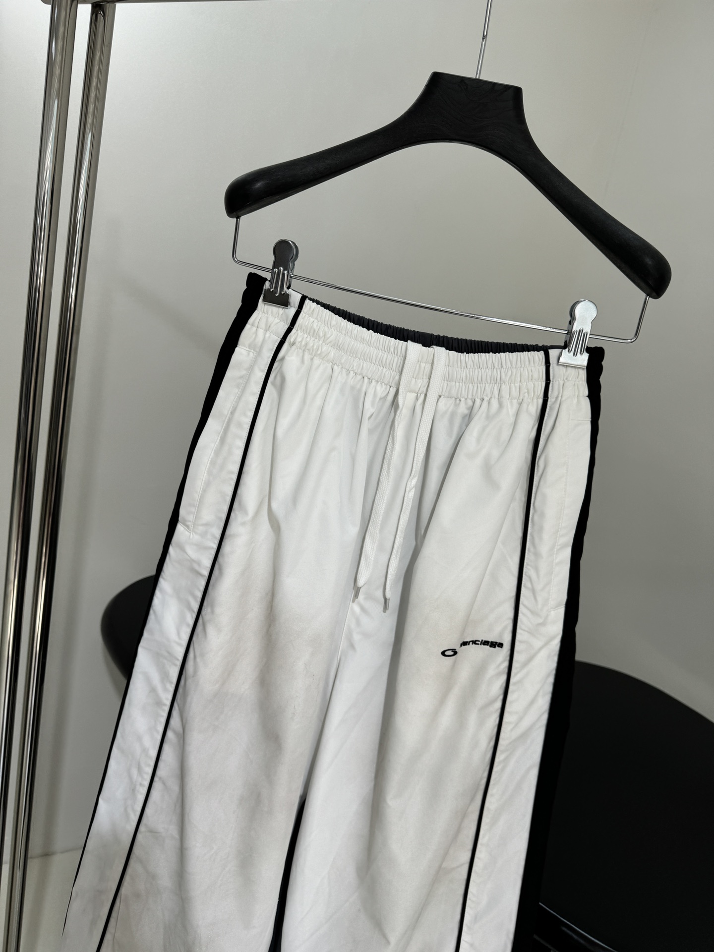 “Balenciaga Tracksuit: P768 Original Hardcore Female Suit for Fall, Grey and White Technology” - 图片 2
