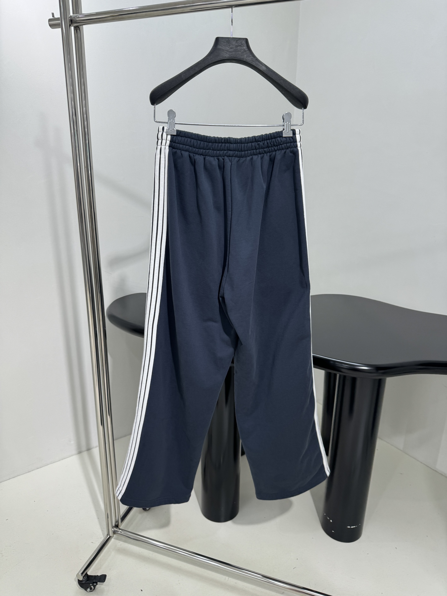 Balenciaga Women’s Tracksuit Pants: Hardcore Suit with Flexing Ropes and Icon Art Embroidery - 图片 3