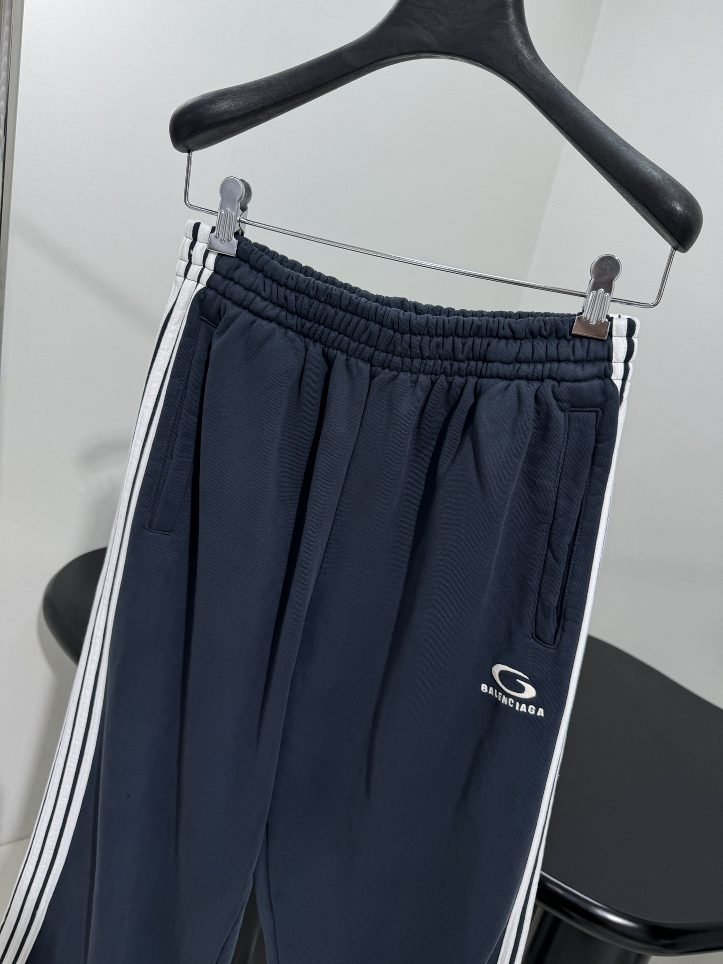 Balenciaga Women’s Tracksuit Pants: Hardcore Suit with Flexing Ropes and Icon Art Embroidery - 图片 2