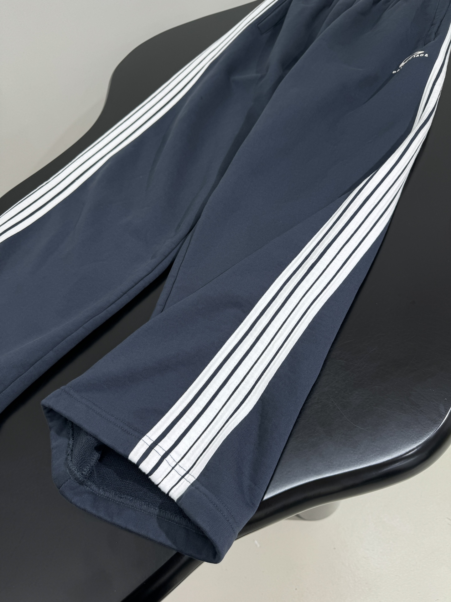 Balenciaga Women’s Tracksuit Pants: Hardcore Suit with Flexing Ropes and Icon Art Embroidery - 图片 5