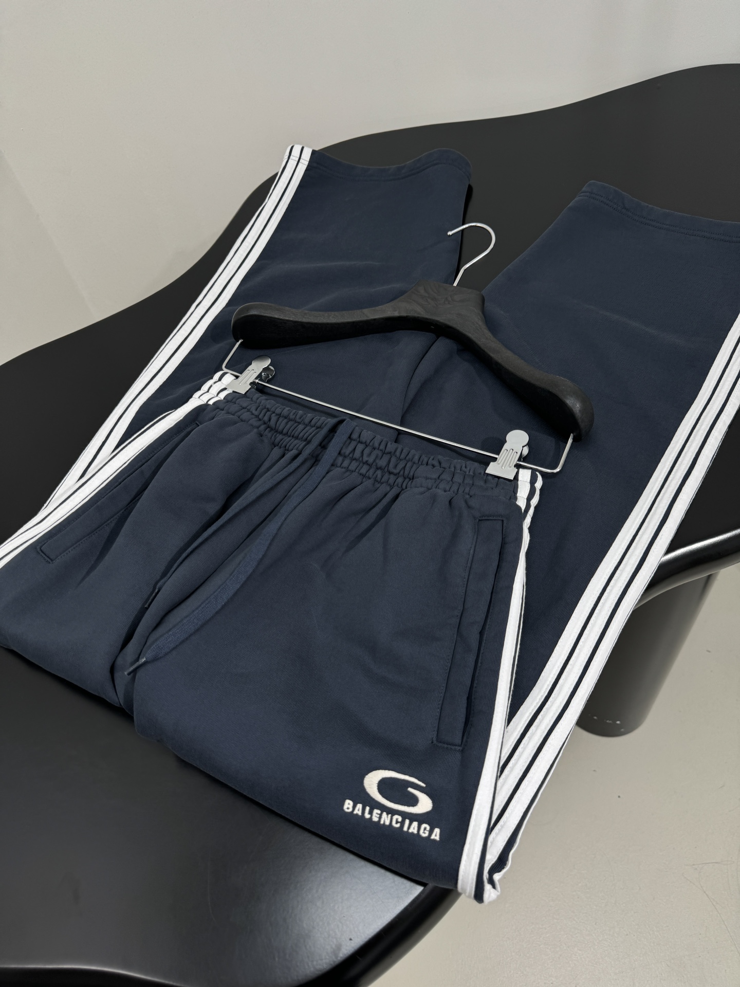 Balenciaga Women’s Tracksuit Pants: Hardcore Suit with Flexing Ropes and Icon Art Embroidery - 图片 8