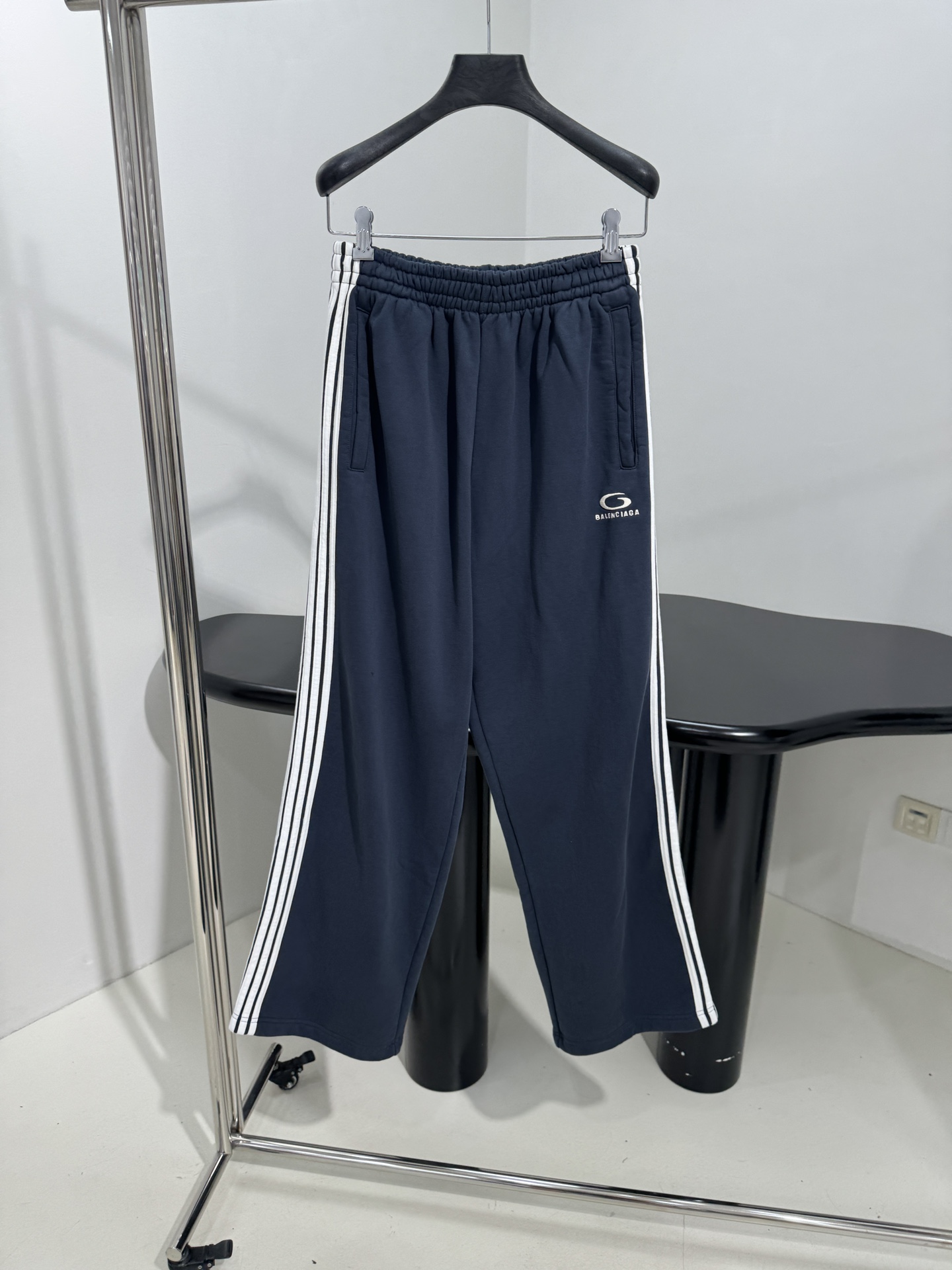 Balenciaga Women’s Tracksuit Pants: Hardcore Suit with Flexing Ropes and Icon Art Embroidery - 图片 1