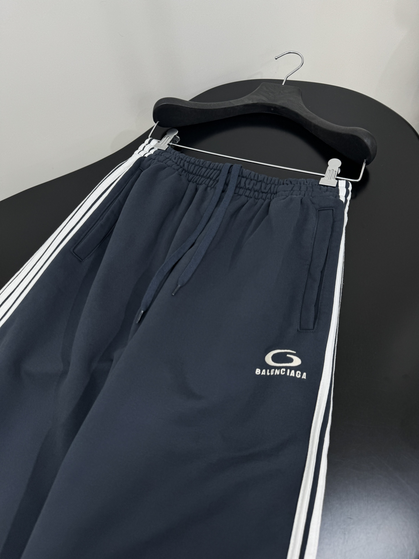 Balenciaga Women’s Tracksuit Pants: Hardcore Suit with Flexing Ropes and Icon Art Embroidery - 图片 6