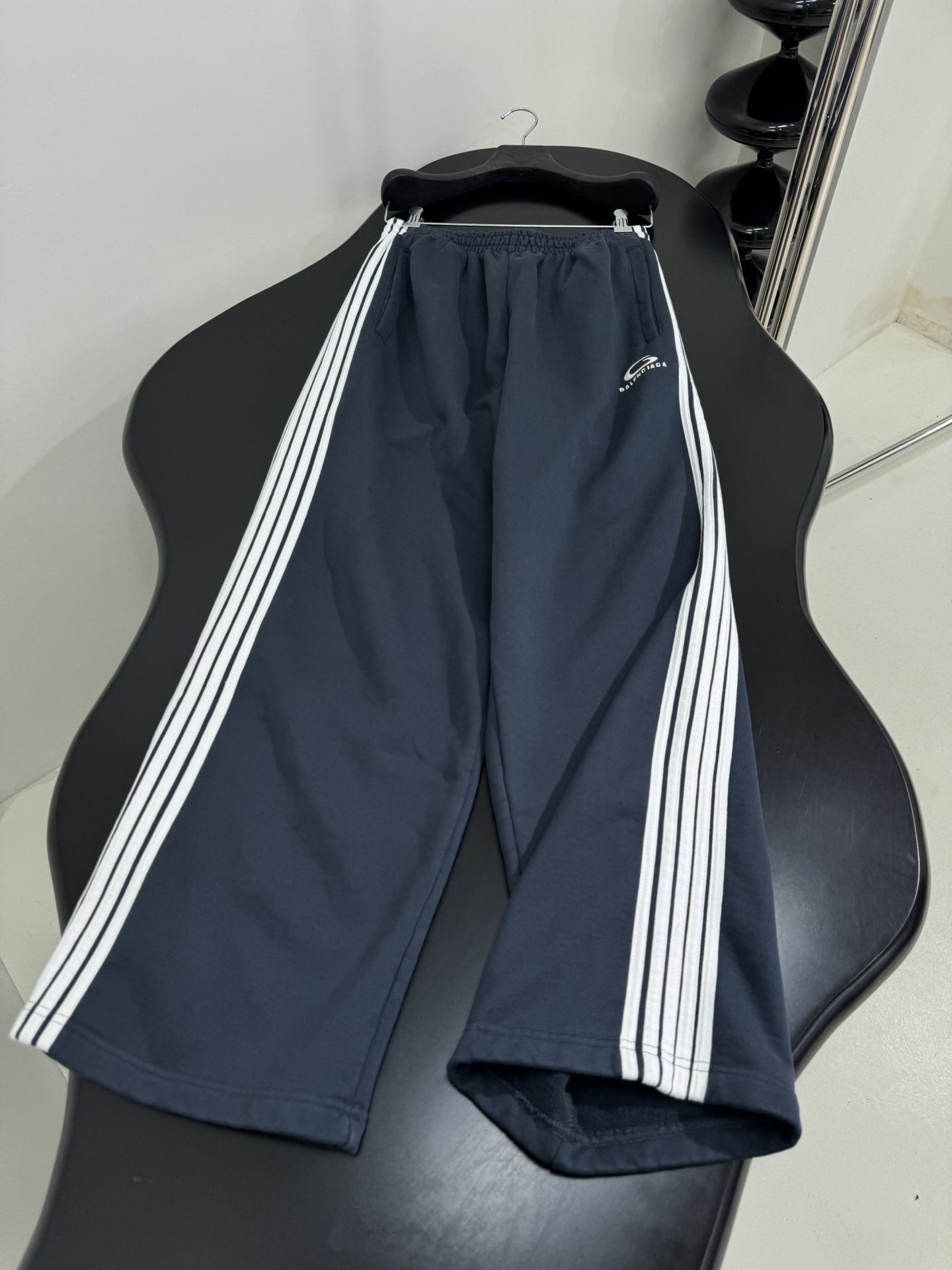 Balenciaga Women’s Tracksuit Pants: Hardcore Suit with Flexing Ropes and Icon Art Embroidery - 图片 4