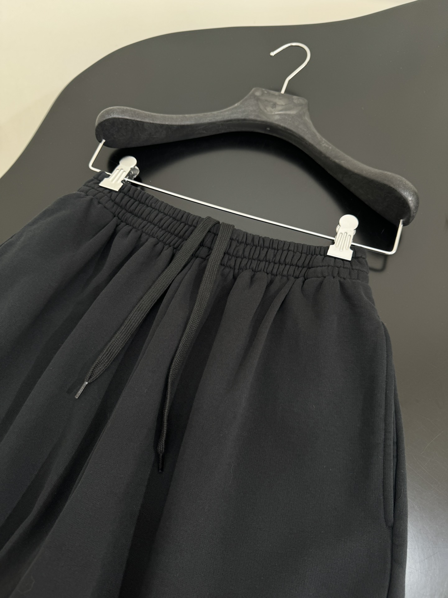 “Balenciaga Women’s Suit & Lovey’s Leisure Shorts: Retro Style with Artistic Embroidery, Gender-Neutral Black” - 图片 7