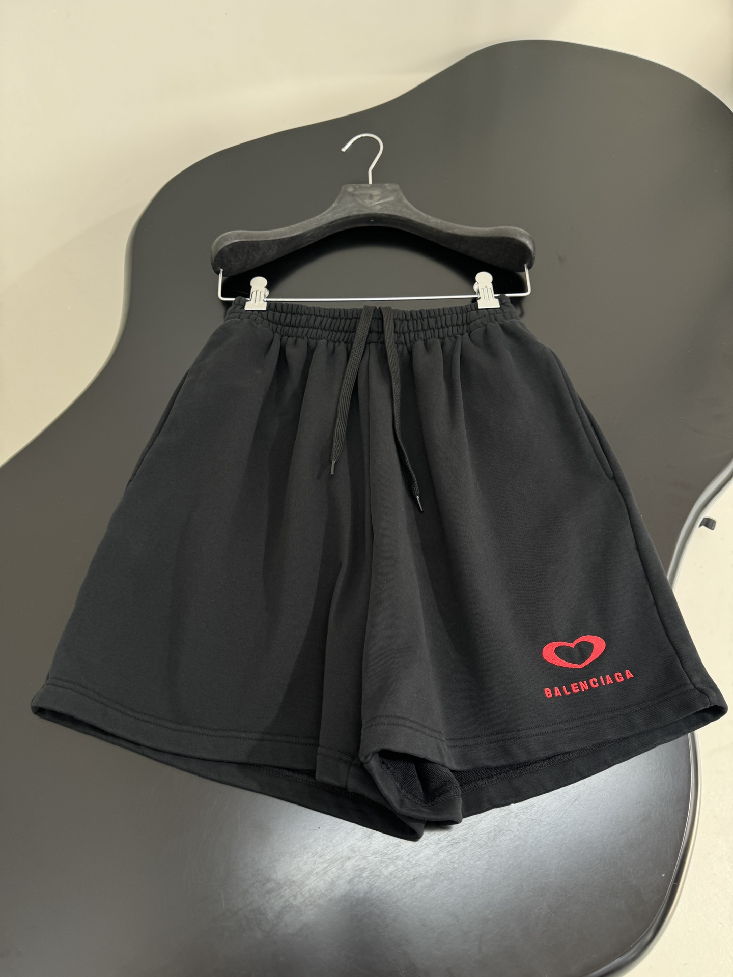 “Balenciaga Women’s Suit & Lovey’s Leisure Shorts: Retro Style with Artistic Embroidery, Gender-Neutral Black” - 图片 4