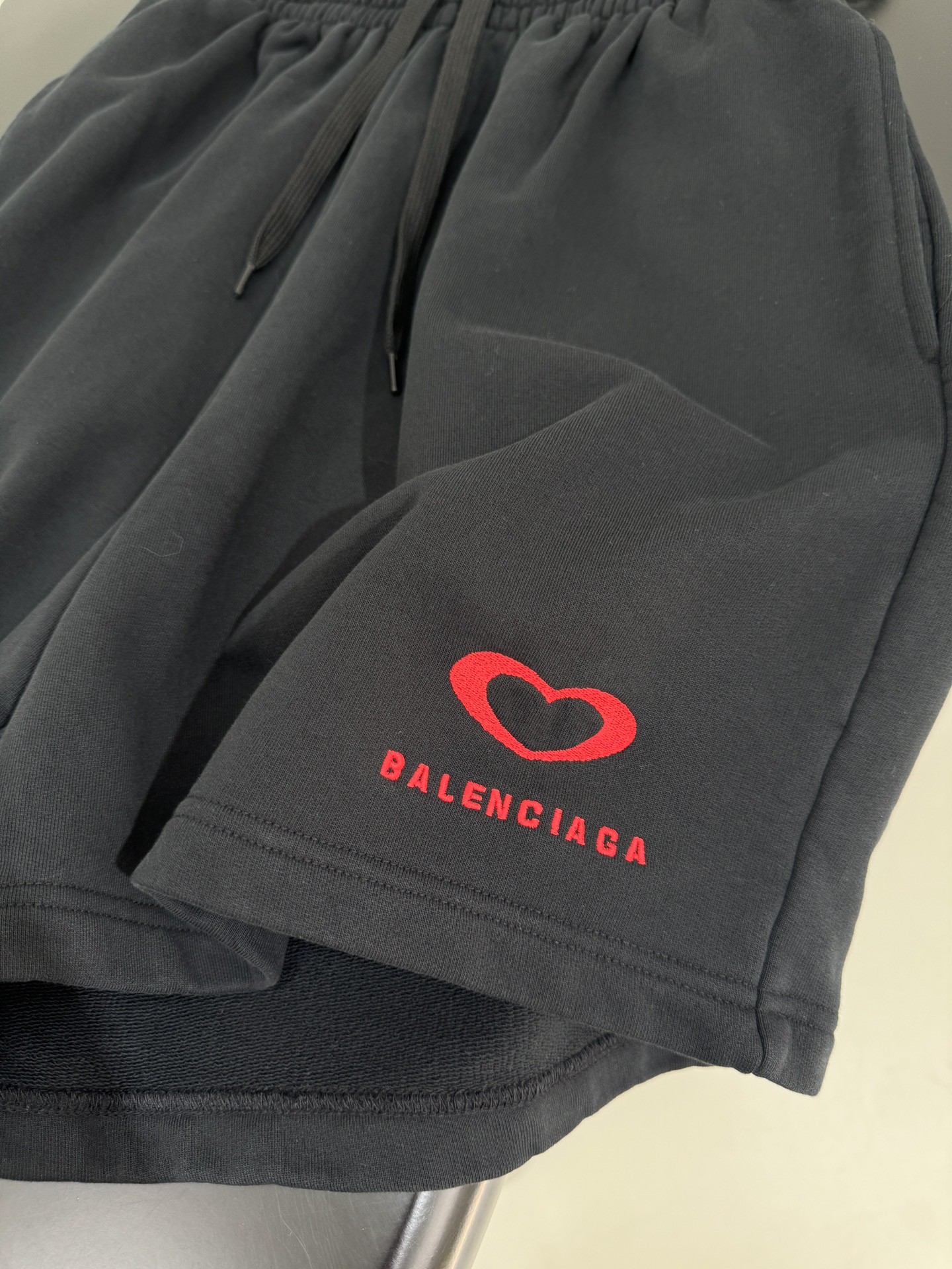 “Balenciaga Women’s Suit & Lovey’s Leisure Shorts: Retro Style with Artistic Embroidery, Gender-Neutral Black” - 图片 6