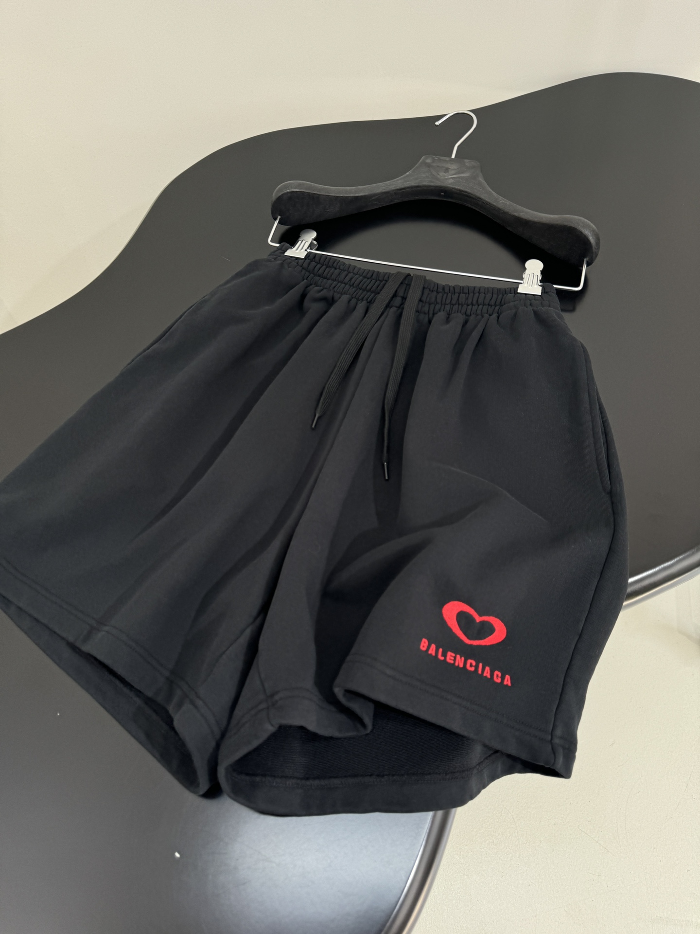 “Balenciaga Women’s Suit & Lovey’s Leisure Shorts: Retro Style with Artistic Embroidery, Gender-Neutral Black” - 图片 5