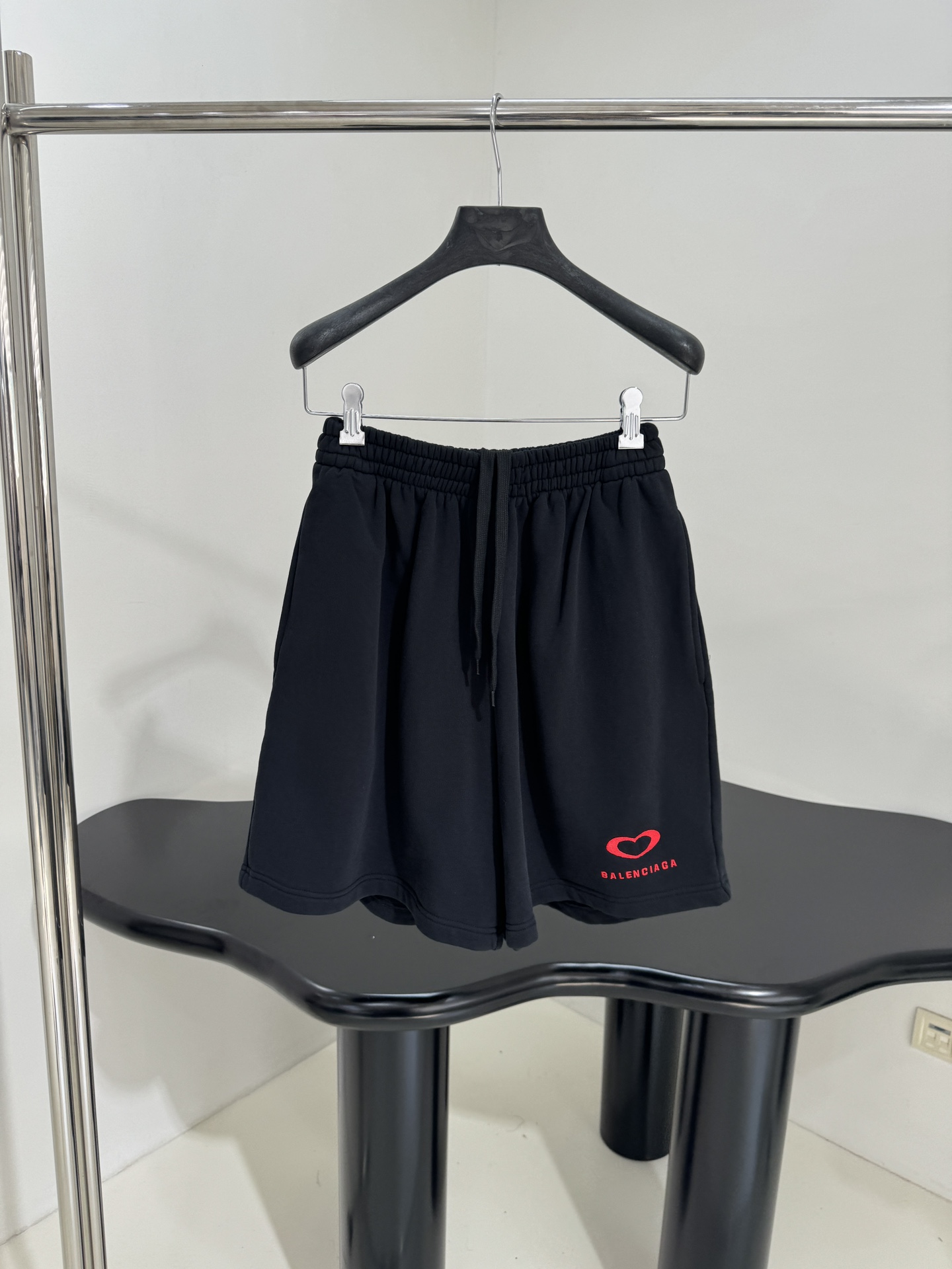 “Balenciaga Women’s Suit & Lovey’s Leisure Shorts: Retro Style with Artistic Embroidery, Gender-Neutral Black” - 图片 1