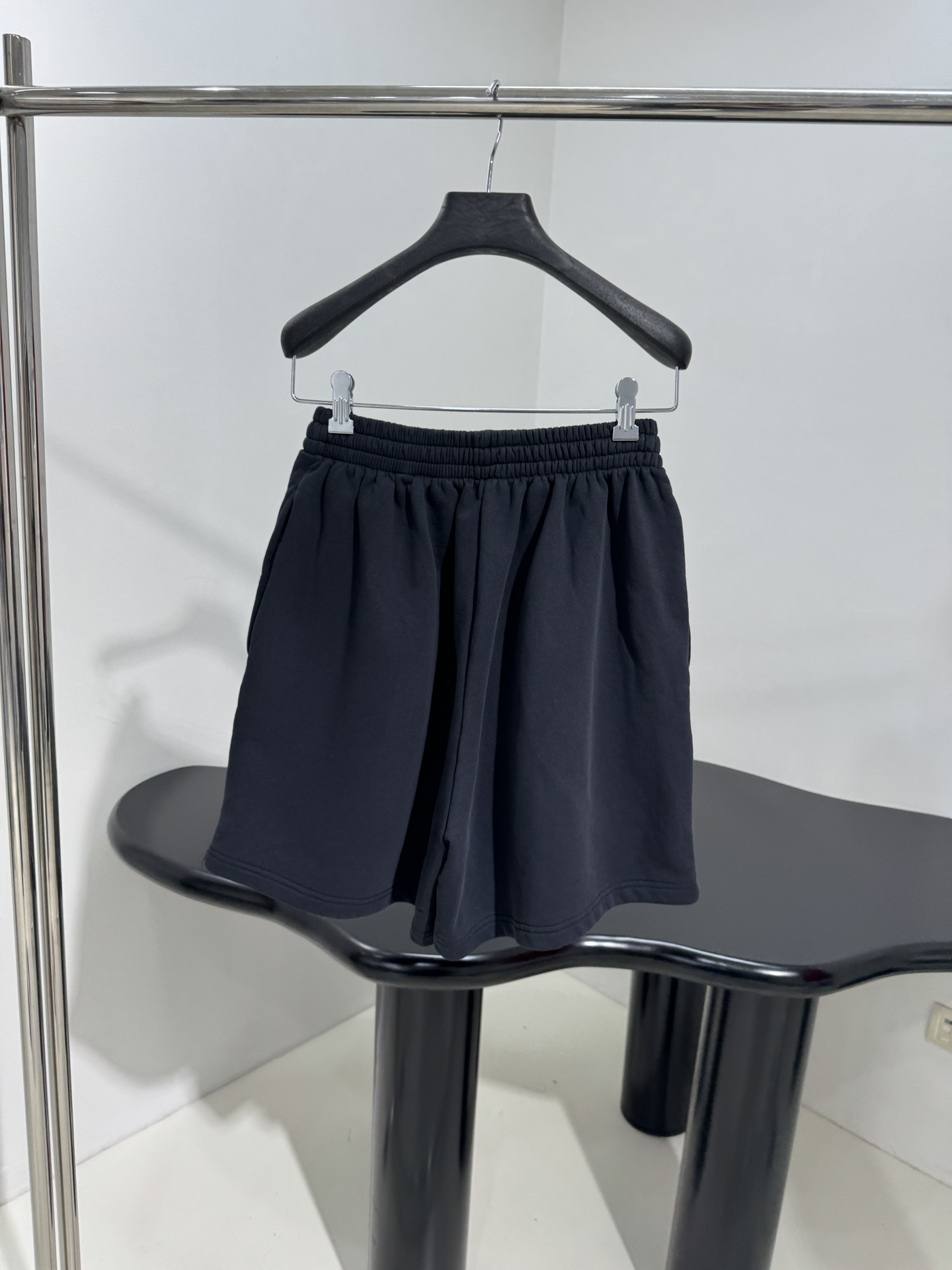 “Balenciaga Nano BB Embroidered Sports Shorts: Retro Art Embroidery on 100% Cotton Women’s Suit” - 图片 3