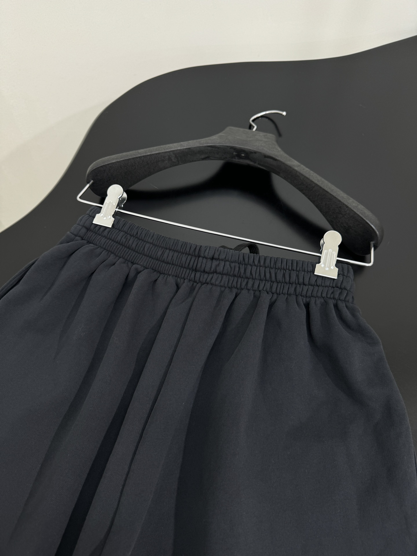 “Balenciaga Nano BB Embroidered Sports Shorts: Retro Art Embroidery on 100% Cotton Women’s Suit” - 图片 8