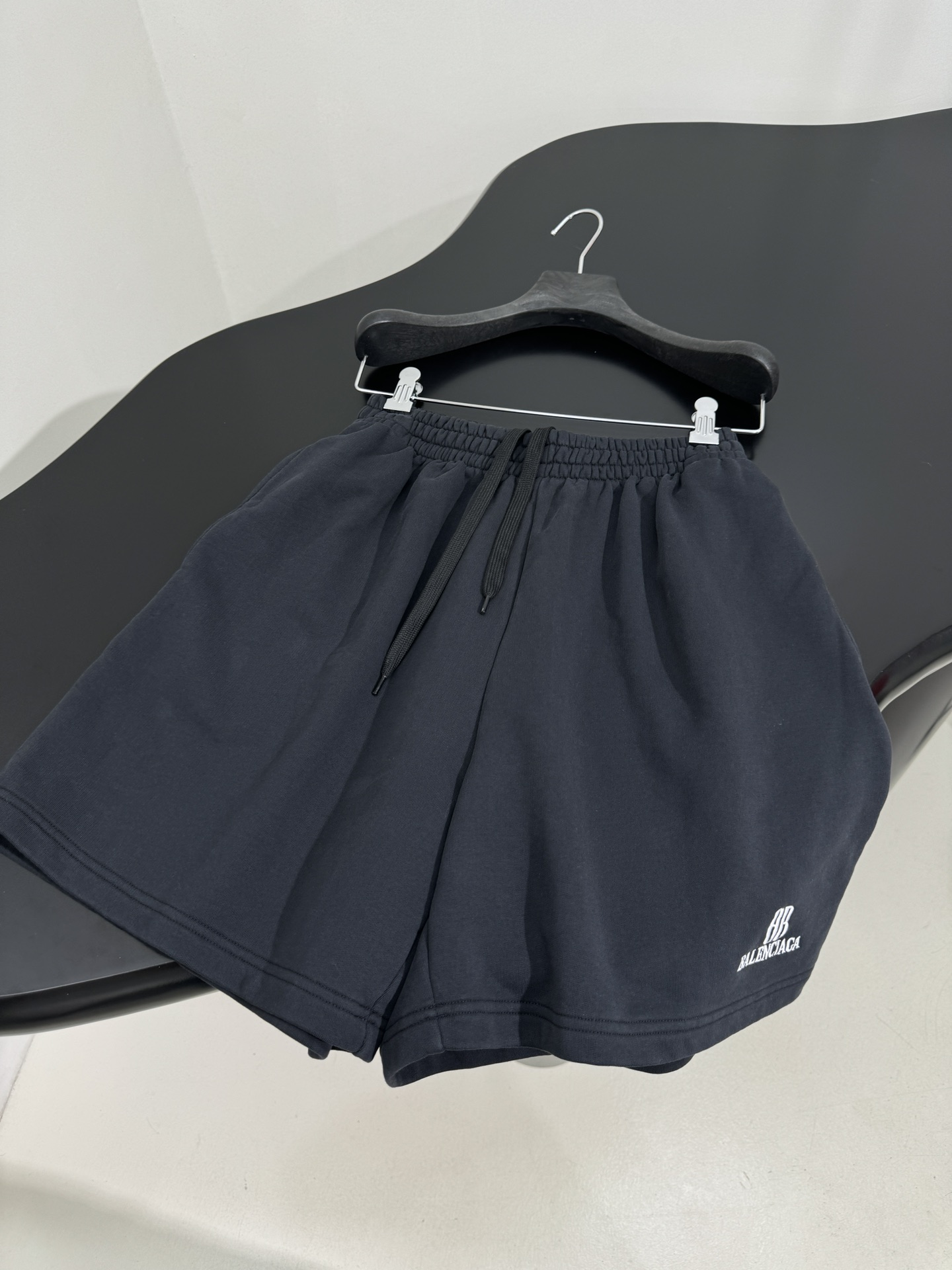 “Balenciaga Nano BB Embroidered Sports Shorts: Retro Art Embroidery on 100% Cotton Women’s Suit” - 图片 7