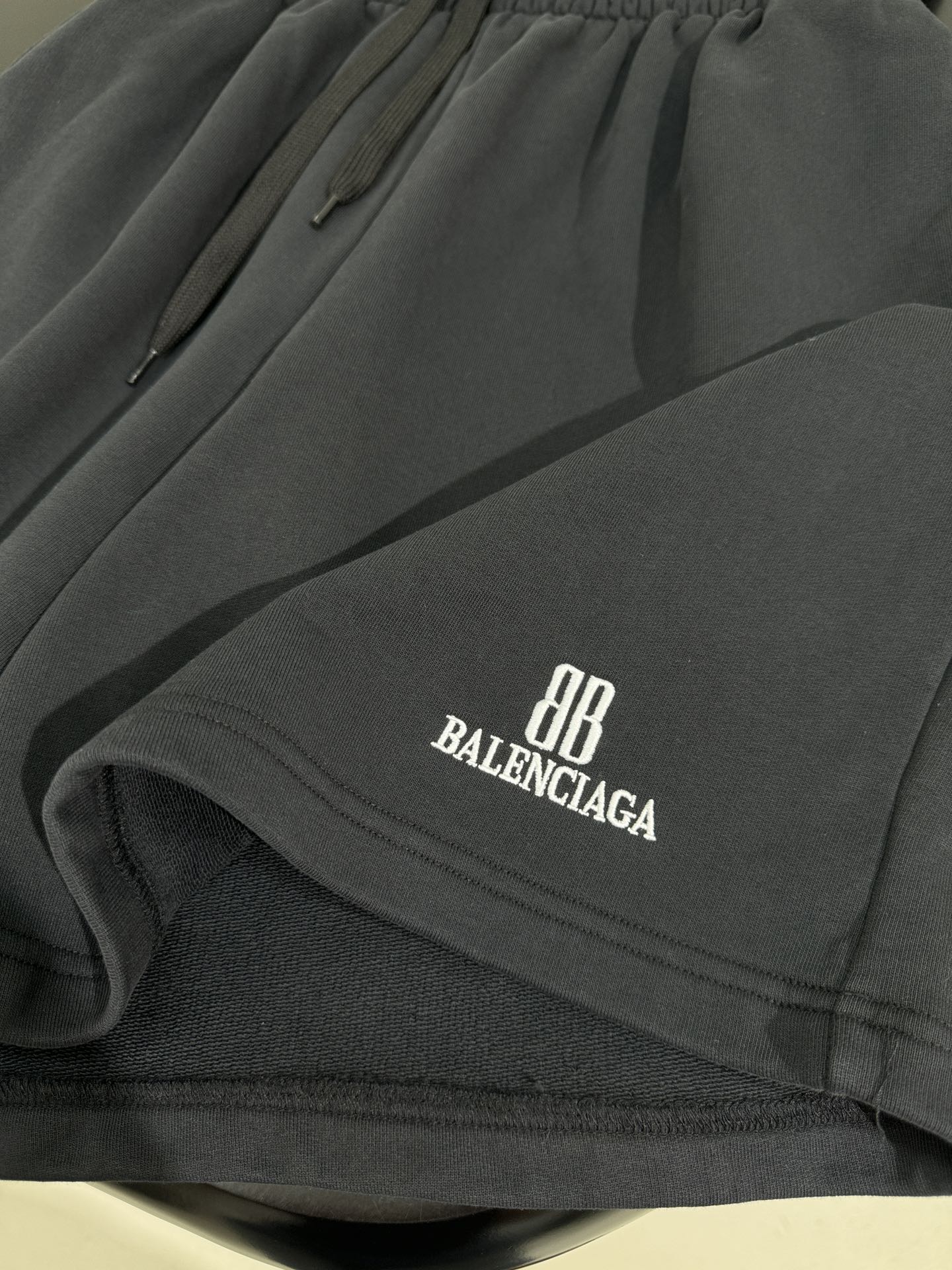 “Balenciaga Nano BB Embroidered Sports Shorts: Retro Art Embroidery on 100% Cotton Women’s Suit” - 图片 6