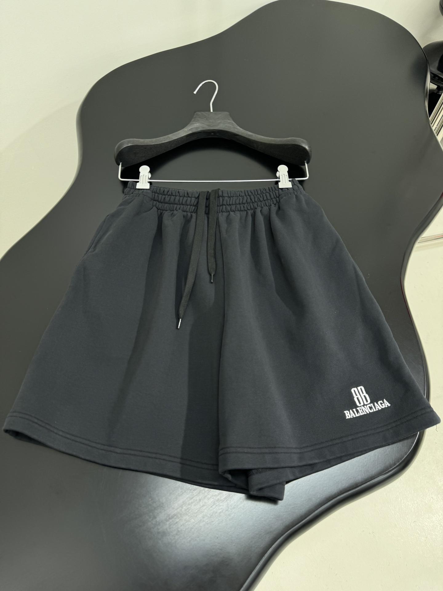 “Balenciaga Nano BB Embroidered Sports Shorts: Retro Art Embroidery on 100% Cotton Women’s Suit” - 图片 4