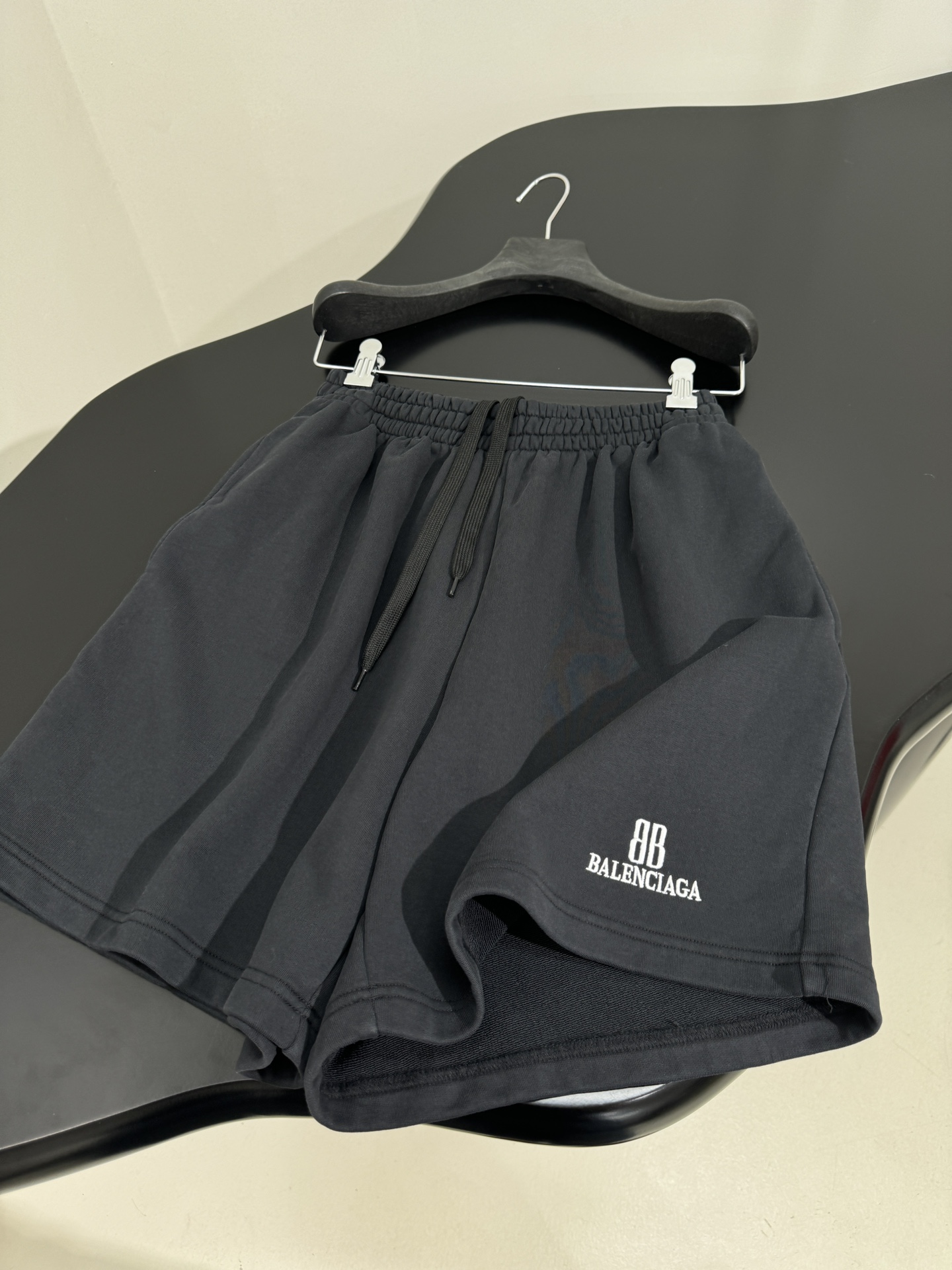 “Balenciaga Nano BB Embroidered Sports Shorts: Retro Art Embroidery on 100% Cotton Women’s Suit” - 图片 5