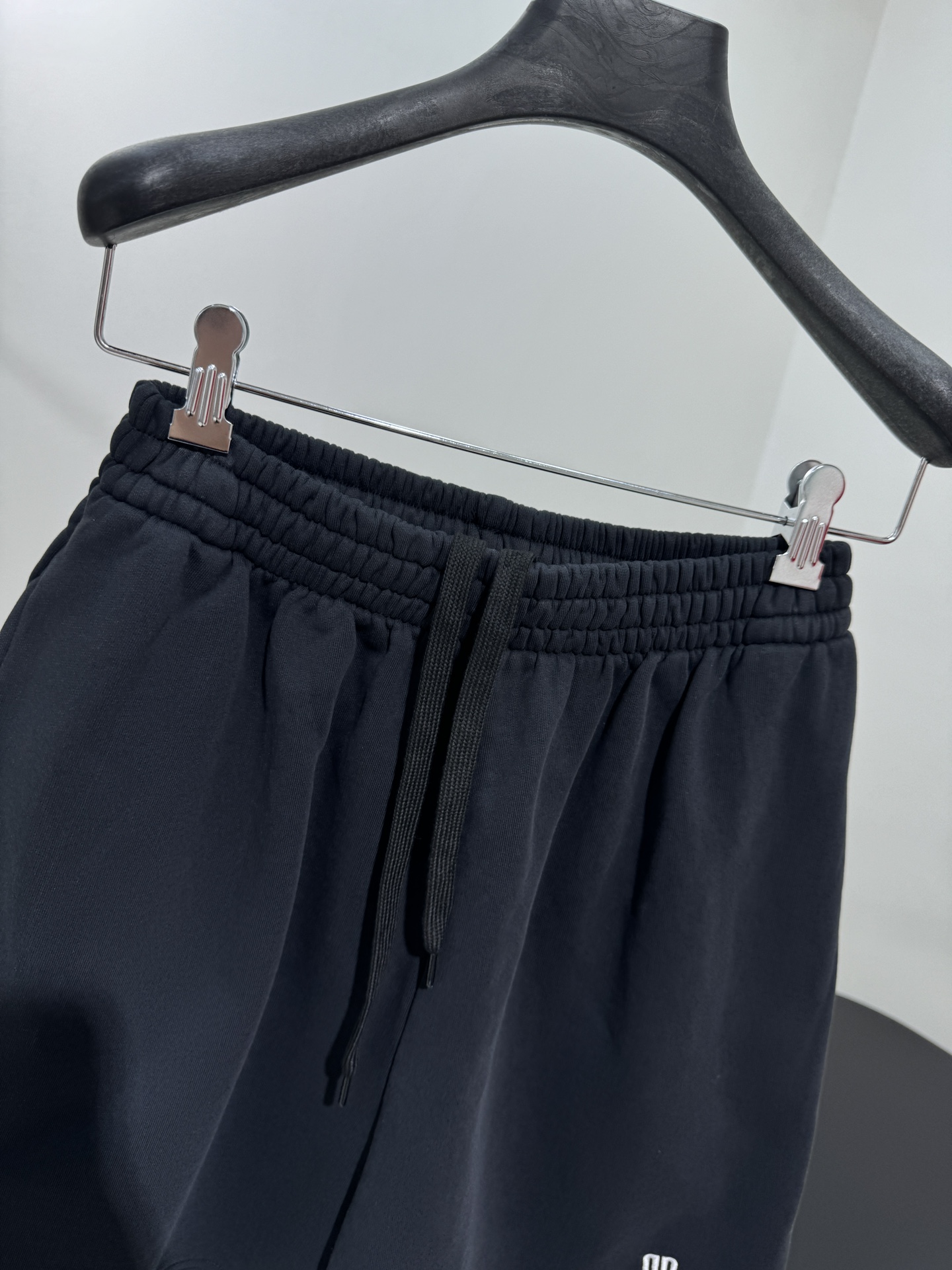 “Balenciaga Nano BB Embroidered Sports Shorts: Retro Art Embroidery on 100% Cotton Women’s Suit” - 图片 2
