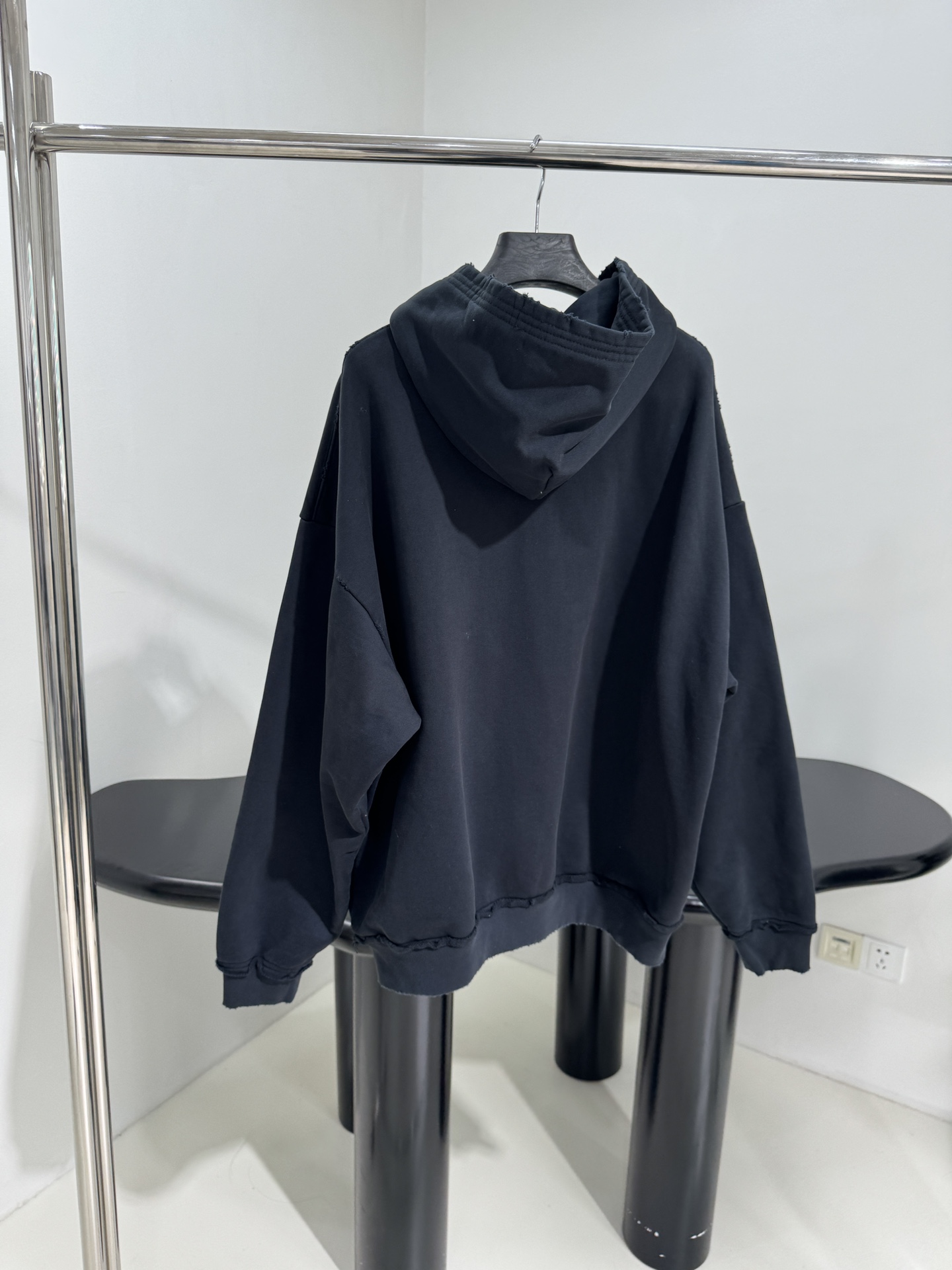 Title: Balenciaga Retro-Stamped Zipper Jacket in Black, Unisex, Erosion Effect, Classic Design, Sizes S-M-L. - 图片 3