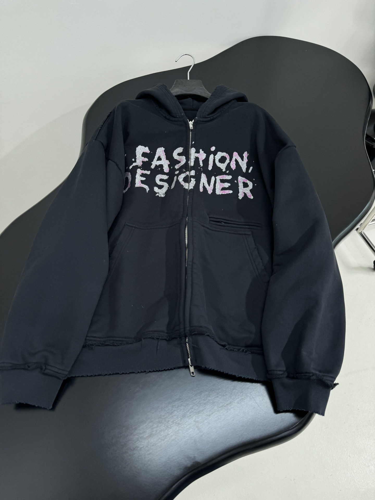 Title: Balenciaga Retro-Stamped Zipper Jacket in Black, Unisex, Erosion Effect, Classic Design, Sizes S-M-L. - 图片 4