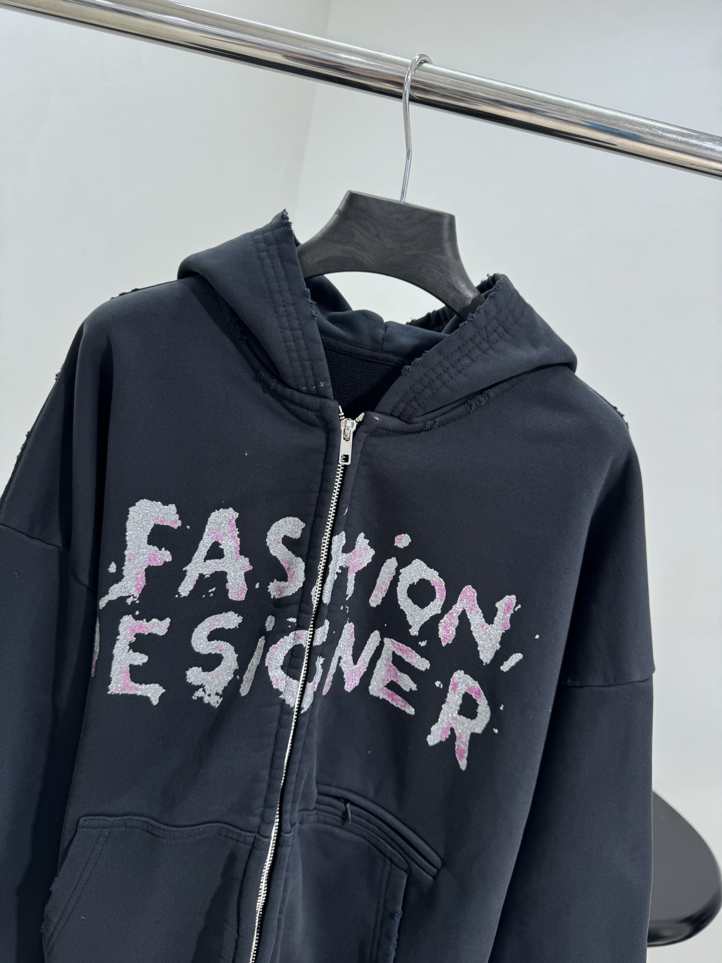 Title: Balenciaga Retro-Stamped Zipper Jacket in Black, Unisex, Erosion Effect, Classic Design, Sizes S-M-L. - 图片 2