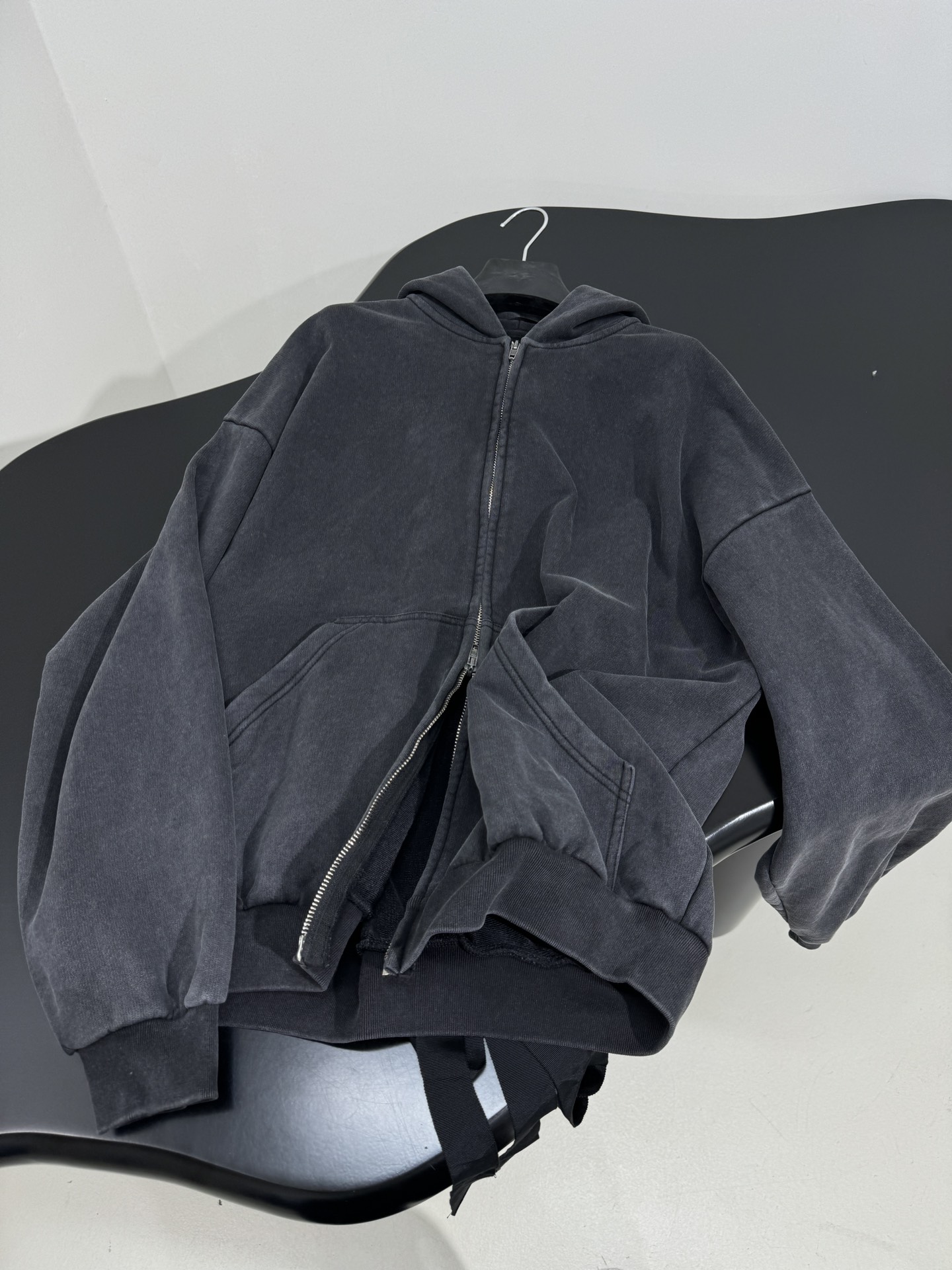 “Balenciaga Lace-Up Hoodie Women’s Suit Review: Monochrome-to-Colour Custom Design with Gender Equality Focus” - 图片 4