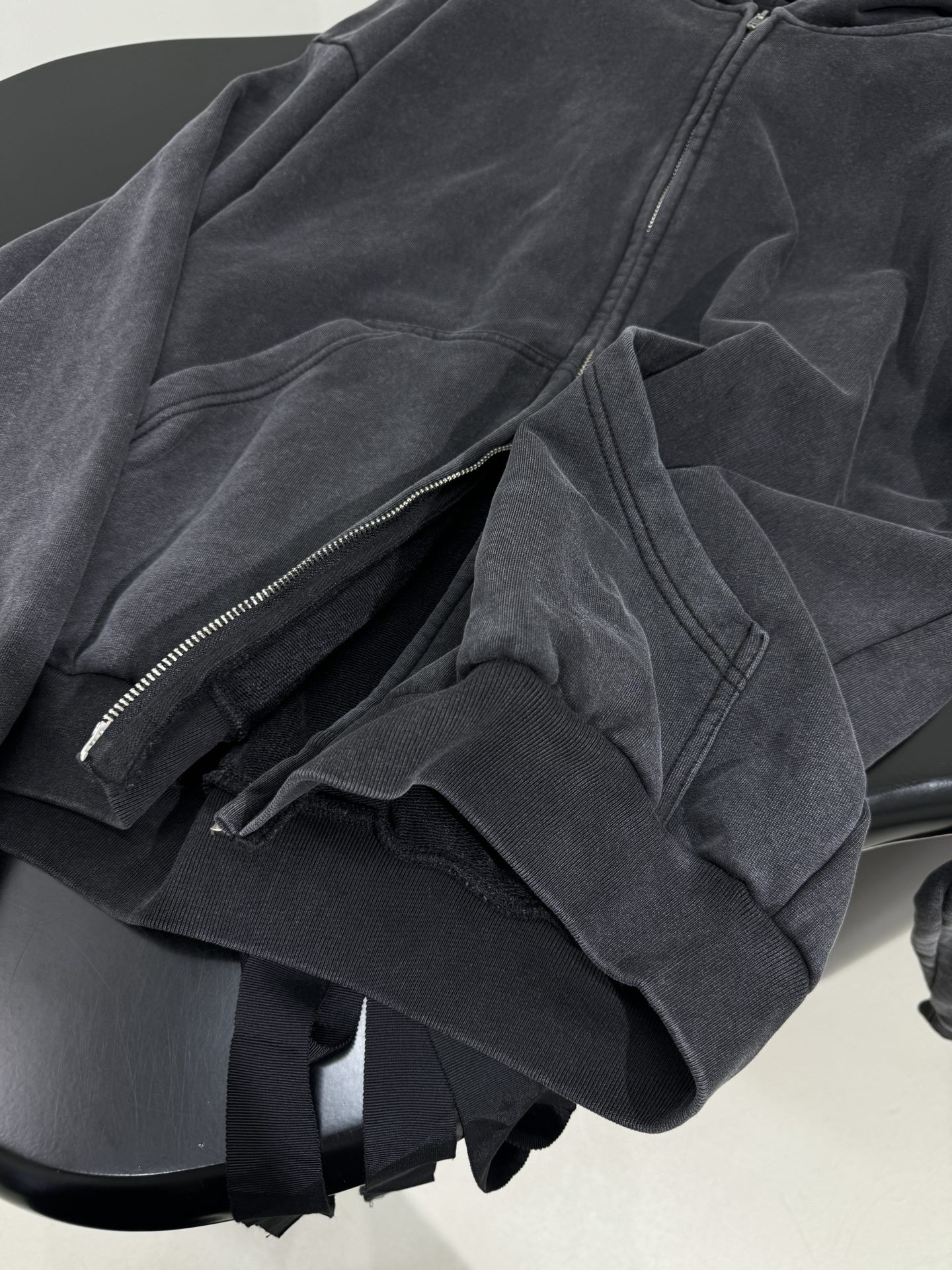“Balenciaga Lace-Up Hoodie Women’s Suit Review: Monochrome-to-Colour Custom Design with Gender Equality Focus” - 图片 8