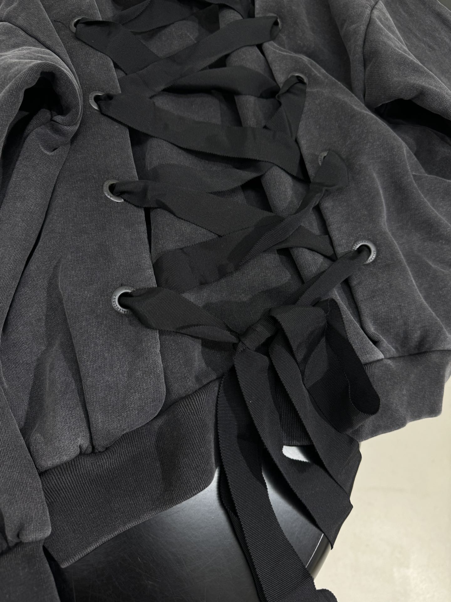 “Balenciaga Lace-Up Hoodie Women’s Suit Review: Monochrome-to-Colour Custom Design with Gender Equality Focus” - 图片 9