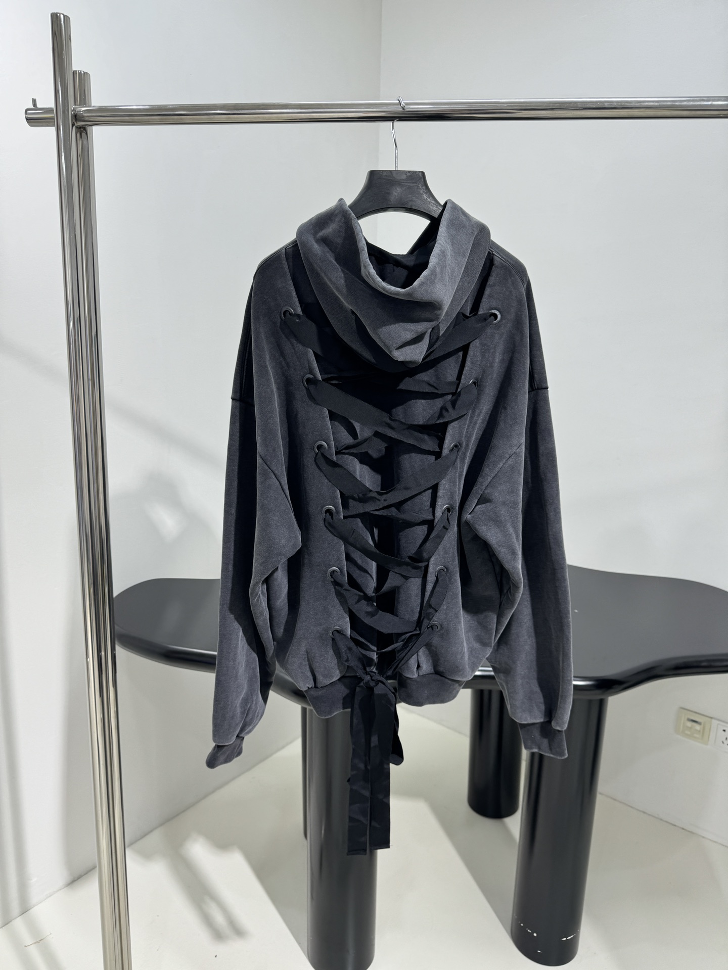 “Balenciaga Lace-Up Hoodie Women’s Suit Review: Monochrome-to-Colour Custom Design with Gender Equality Focus” - 图片 2