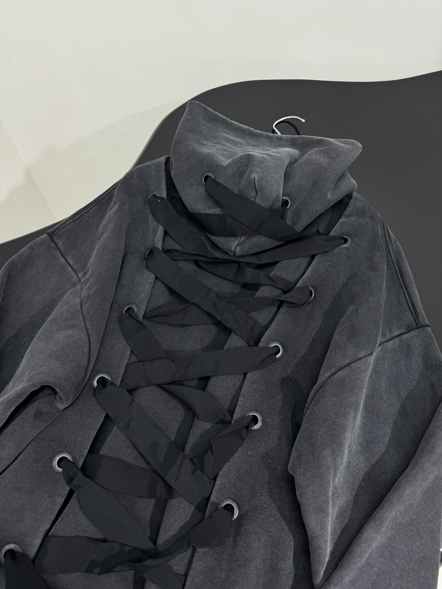 “Balenciaga Lace-Up Hoodie Women’s Suit Review: Monochrome-to-Colour Custom Design with Gender Equality Focus” - 图片 7