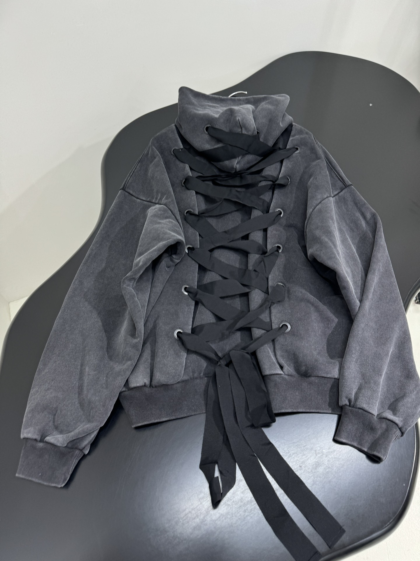 “Balenciaga Lace-Up Hoodie Women’s Suit Review: Monochrome-to-Colour Custom Design with Gender Equality Focus” - 图片 6
