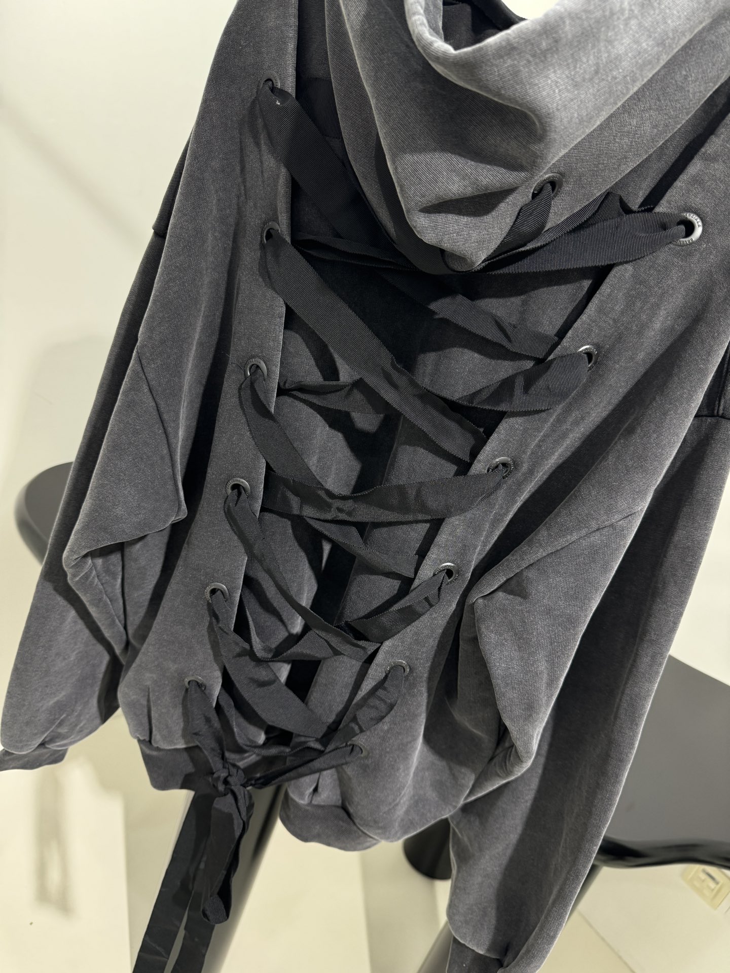 “Balenciaga Lace-Up Hoodie Women’s Suit Review: Monochrome-to-Colour Custom Design with Gender Equality Focus” - 图片 3