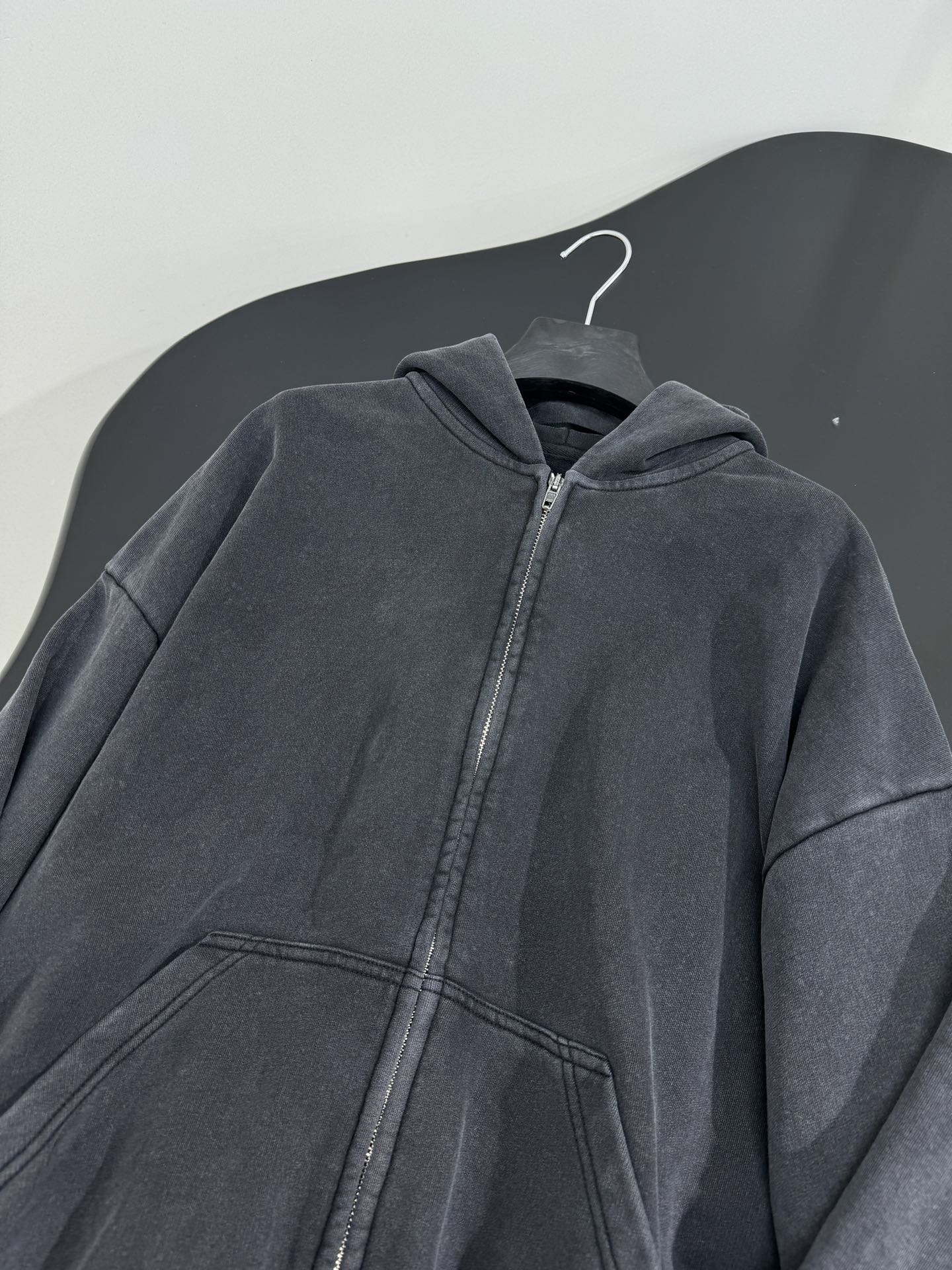 “Balenciaga Lace-Up Hoodie Women’s Suit Review: Monochrome-to-Colour Custom Design with Gender Equality Focus” - 图片 5