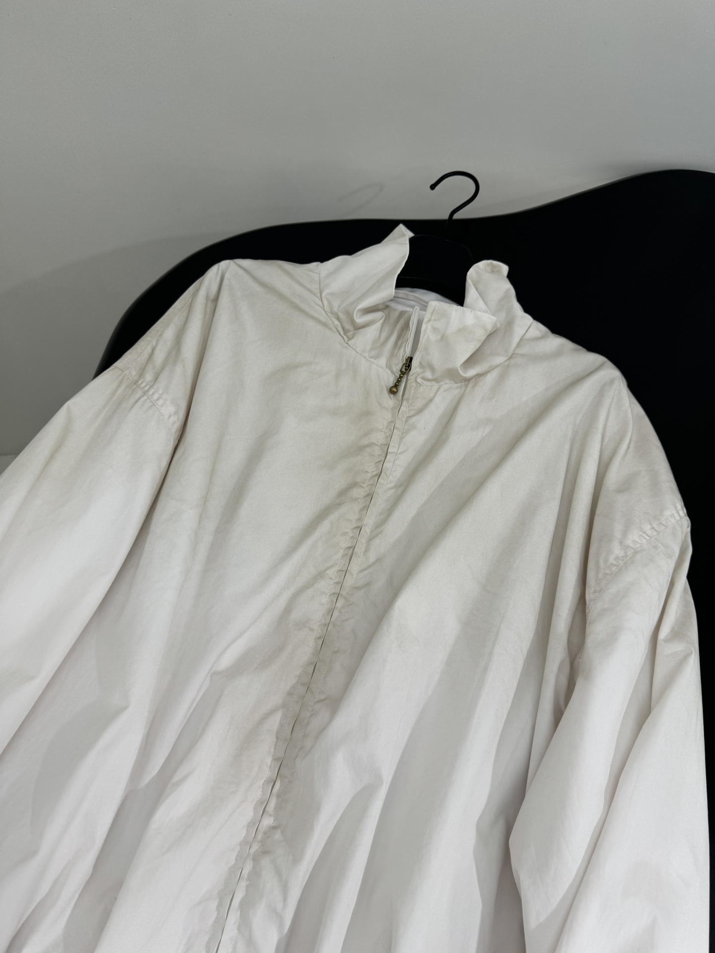 1996 Assault Jacket by Ance Studio 25, a blend of technology and cotton with brand labels. Keywords: gender equality, dirty white black. - 图片 5