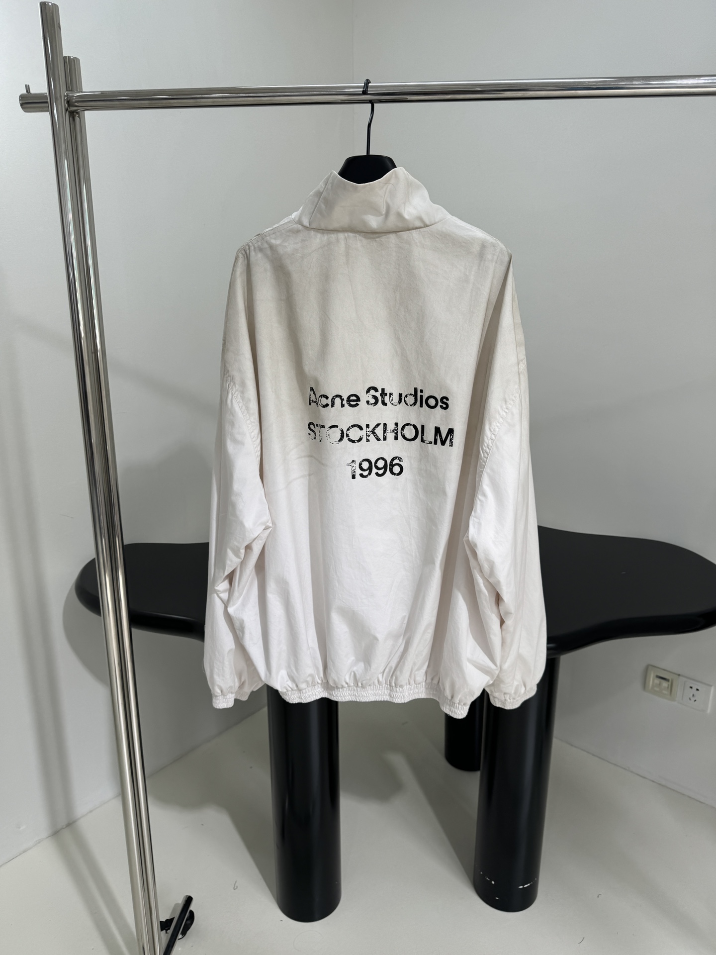1996 Assault Jacket by Ance Studio 25, a blend of technology and cotton with brand labels. Keywords: gender equality, dirty white black. - 图片 2