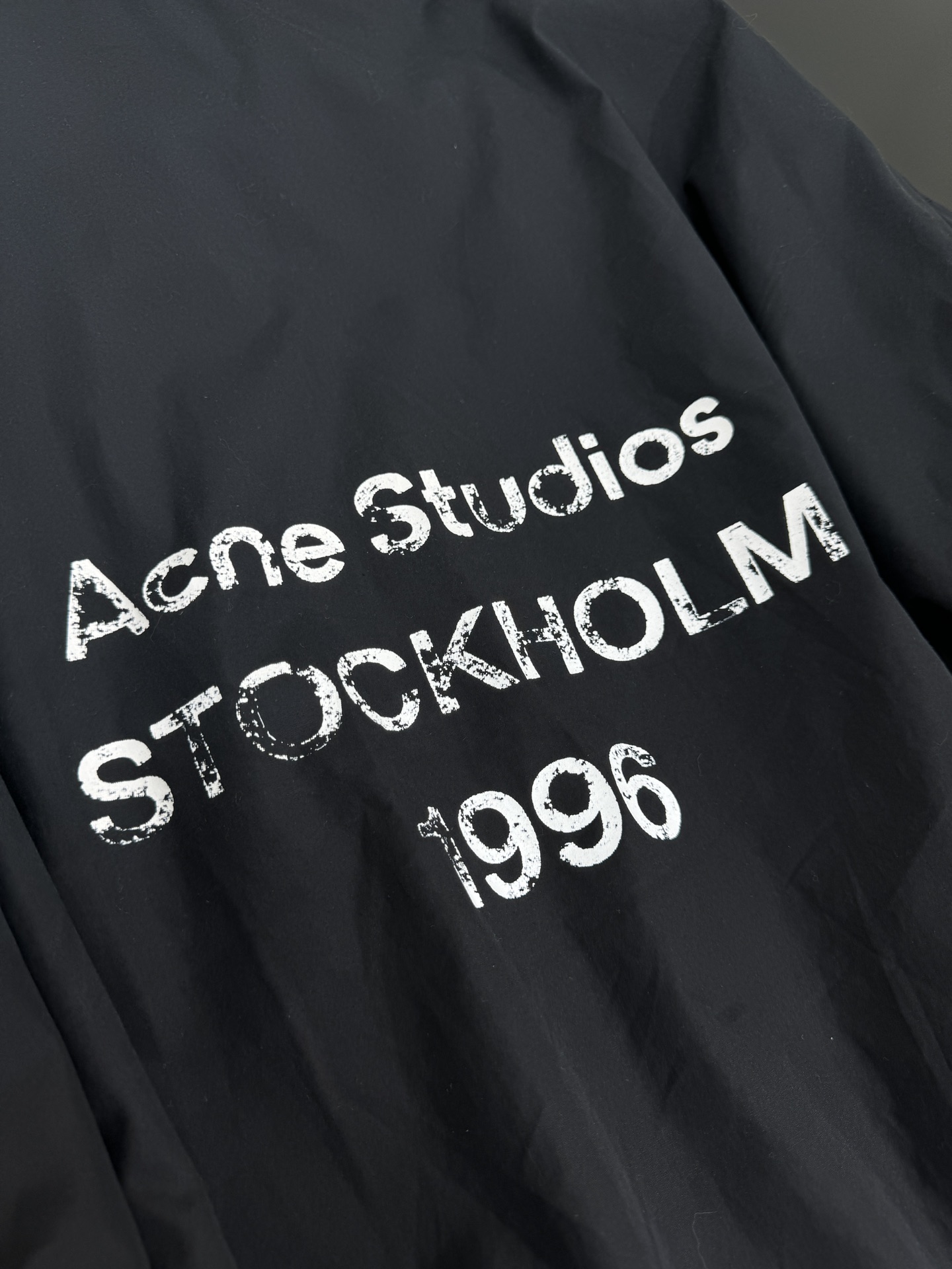 “1996 Assault Jacket: Technology and Cotton Blend for Gender Equality in Dirty White and Black” - 图片 6