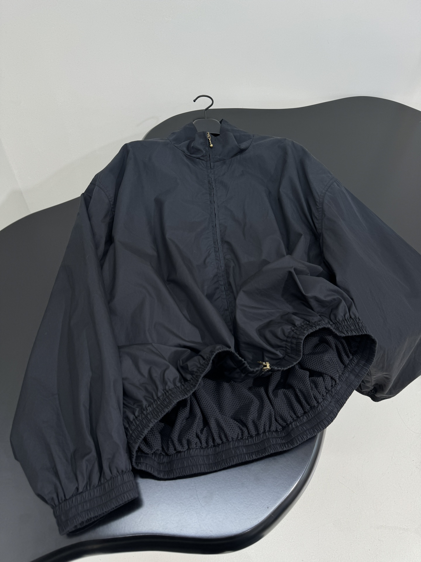 “1996 Assault Jacket: Technology and Cotton Blend for Gender Equality in Dirty White and Black” - 图片 7