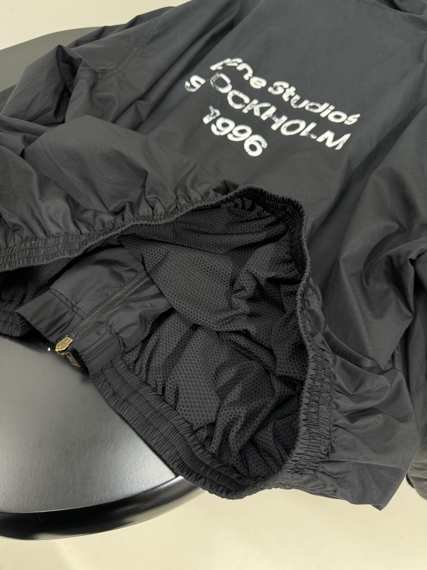 “1996 Assault Jacket: Technology and Cotton Blend for Gender Equality in Dirty White and Black” - 图片 9