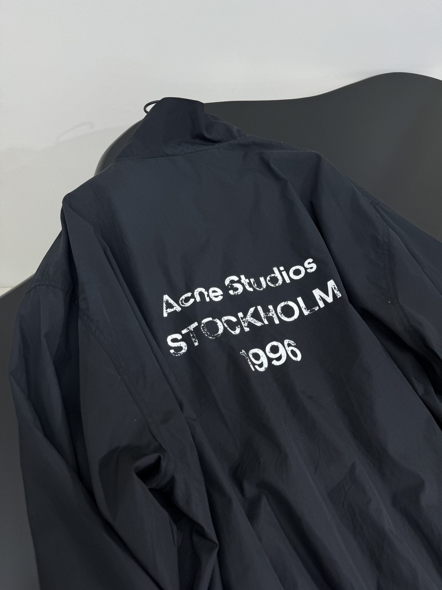 “1996 Assault Jacket: Technology and Cotton Blend for Gender Equality in Dirty White and Black” - 图片 8