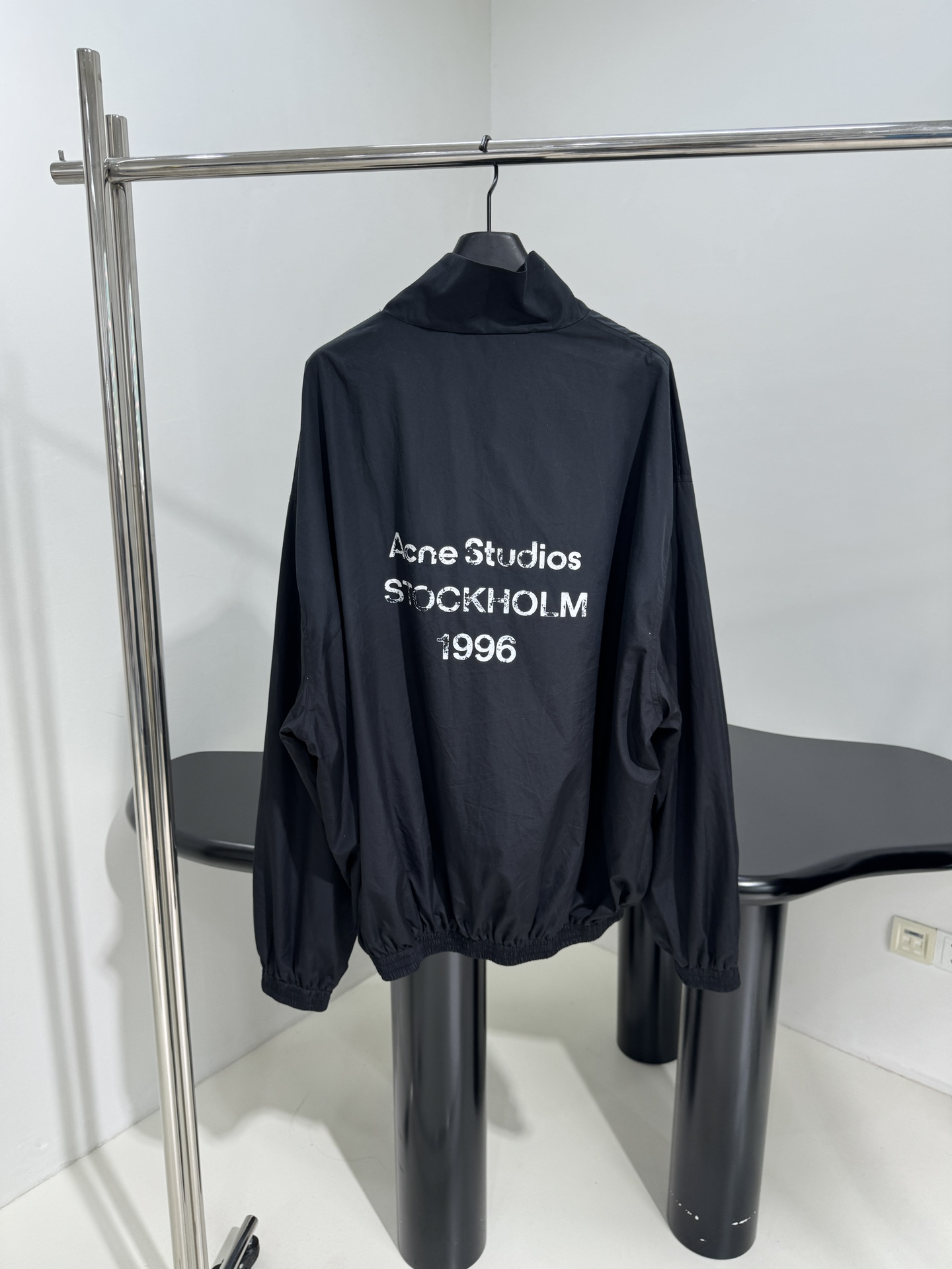 “1996 Assault Jacket: Technology and Cotton Blend for Gender Equality in Dirty White and Black” - 图片 2