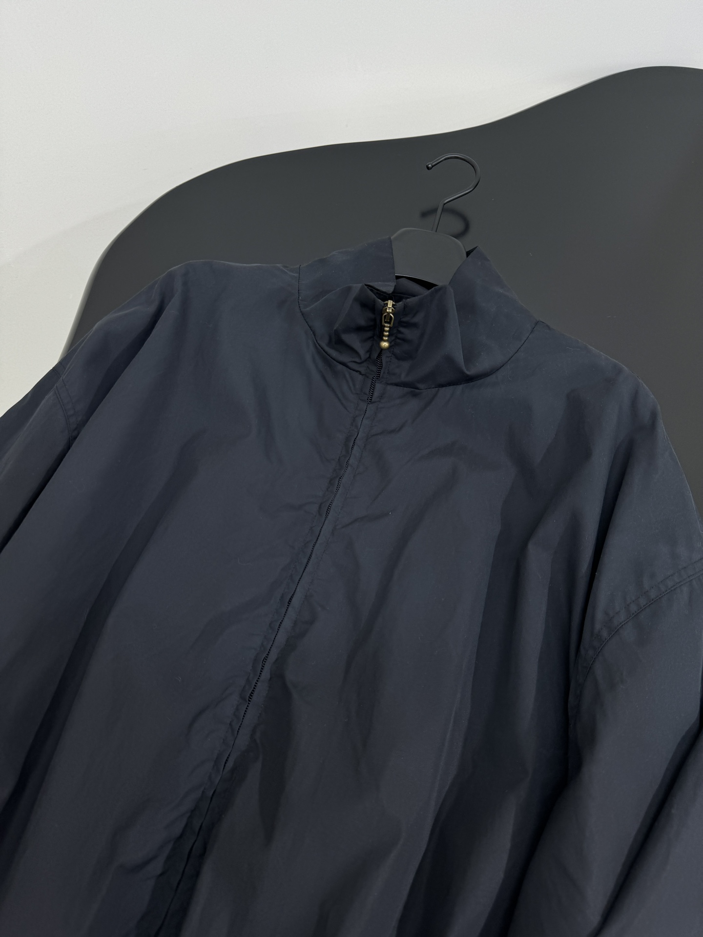 “1996 Assault Jacket: Technology and Cotton Blend for Gender Equality in Dirty White and Black” - 图片 5