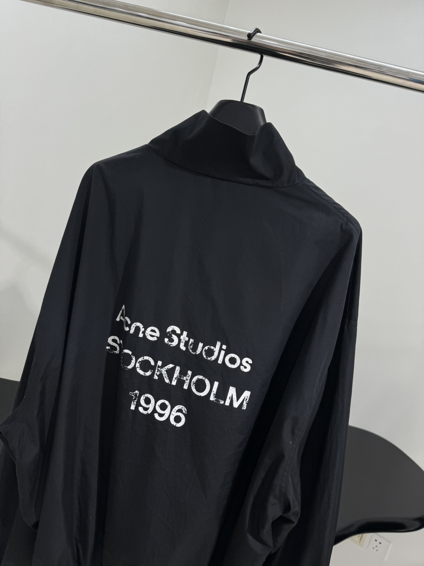 “1996 Assault Jacket: Technology and Cotton Blend for Gender Equality in Dirty White and Black” - 图片 3