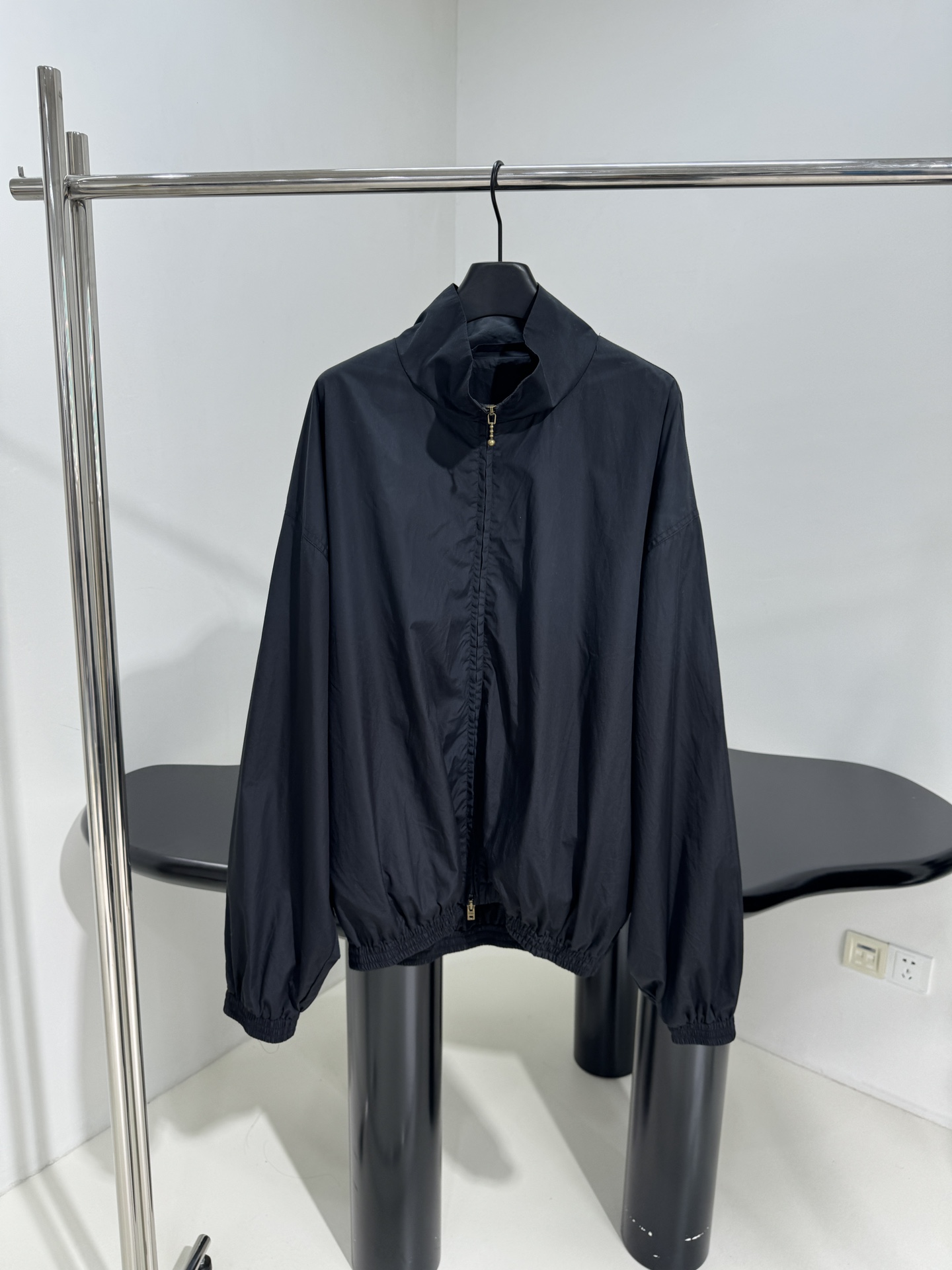 “1996 Assault Jacket: Technology and Cotton Blend for Gender Equality in Dirty White and Black” - 图片 1