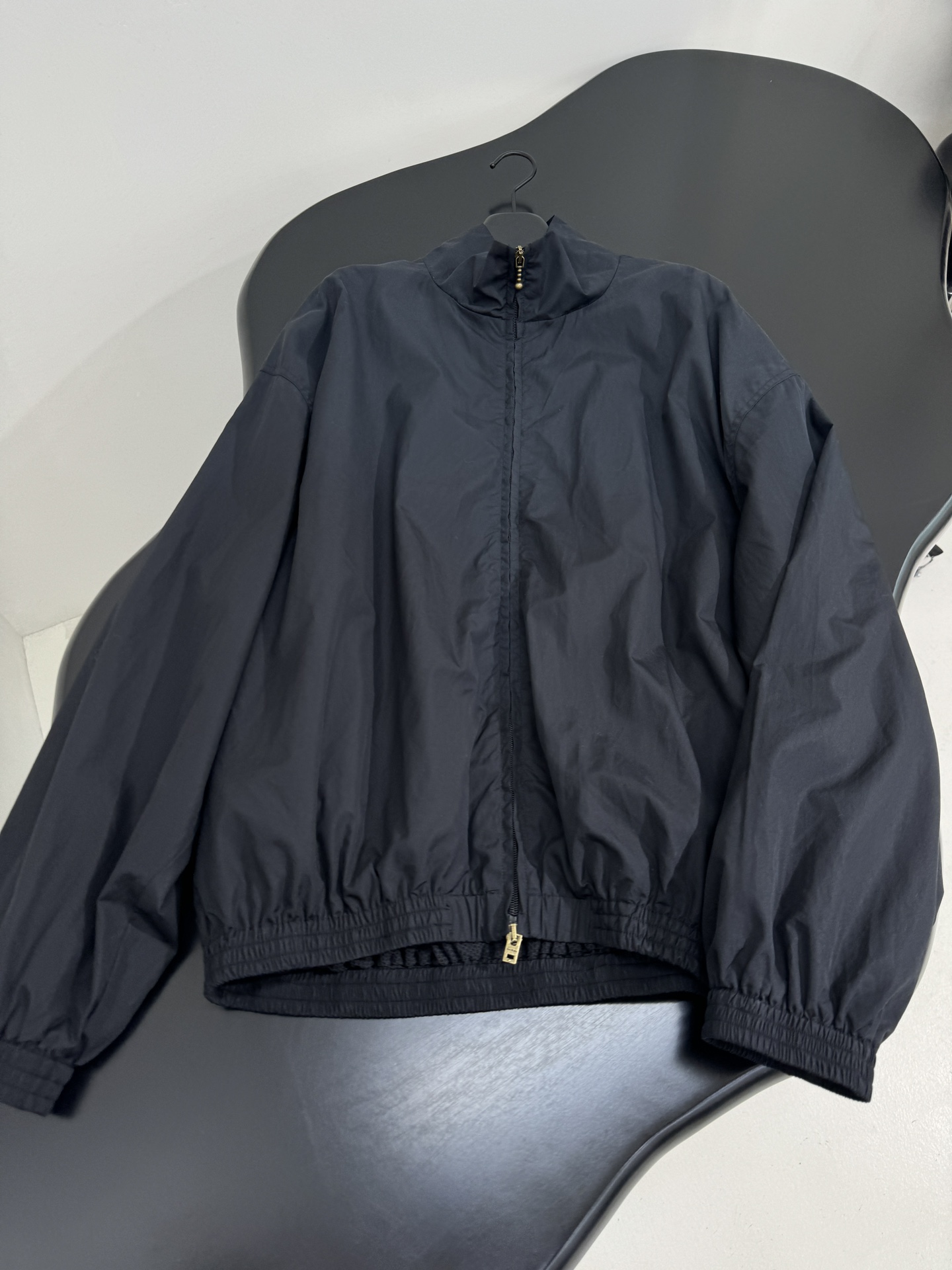 “1996 Assault Jacket: Technology and Cotton Blend for Gender Equality in Dirty White and Black” - 图片 4