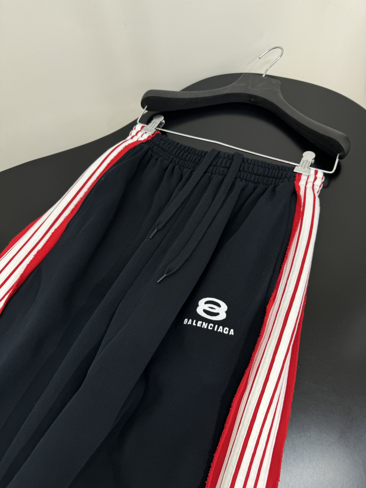 “Balenciaga Original Cut-Up Sports Pants for Women with Iconic Embroidery Details” - 图片 8