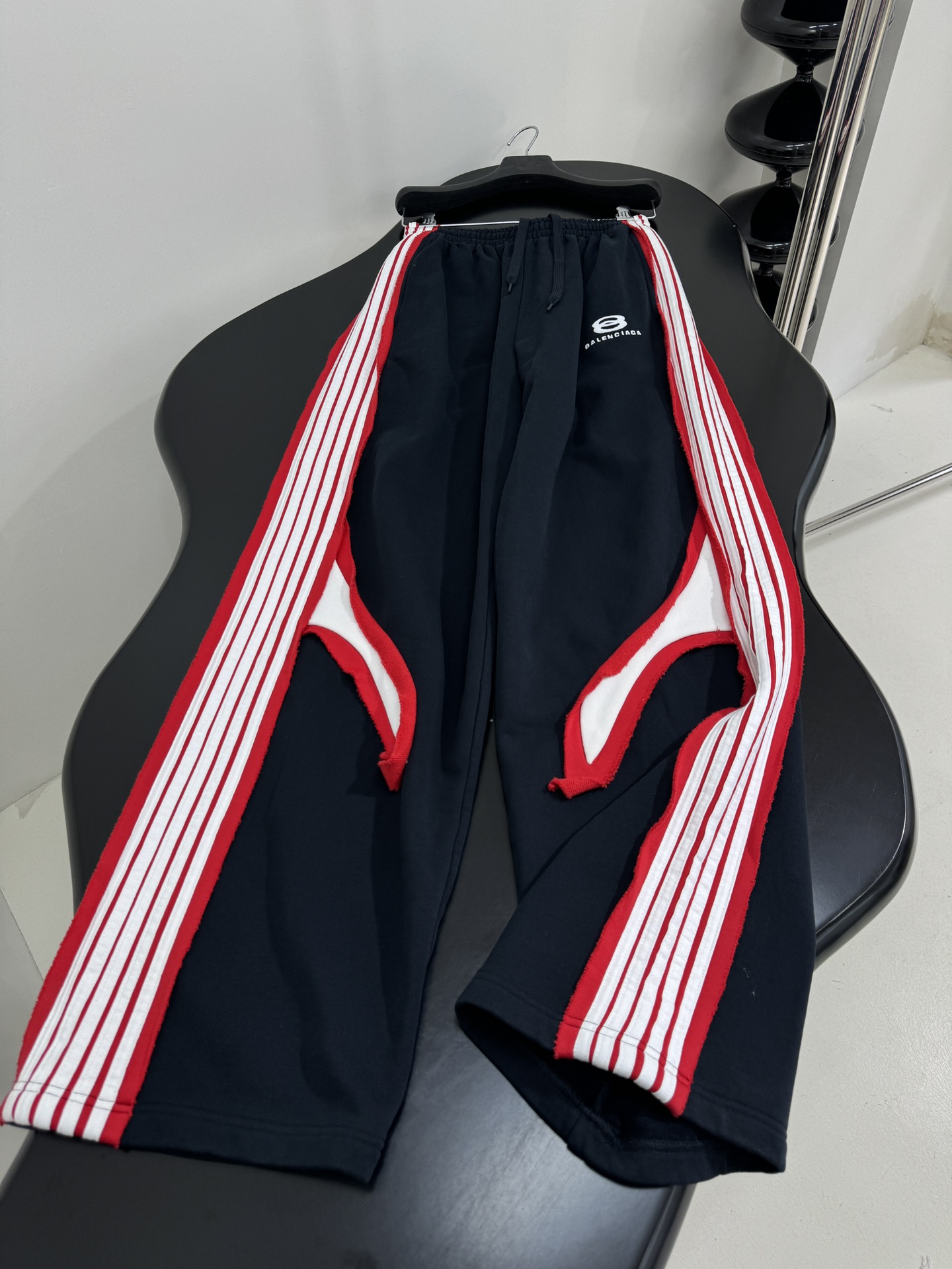 “Balenciaga Original Cut-Up Sports Pants for Women with Iconic Embroidery Details” - 图片 5