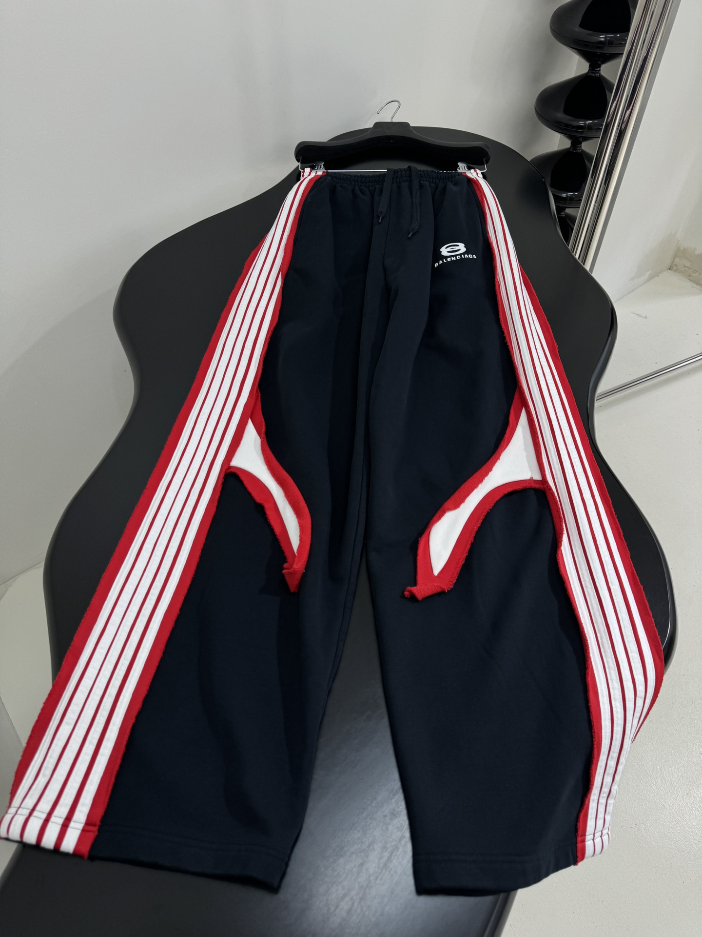 “Balenciaga Original Cut-Up Sports Pants for Women with Iconic Embroidery Details” - 图片 7