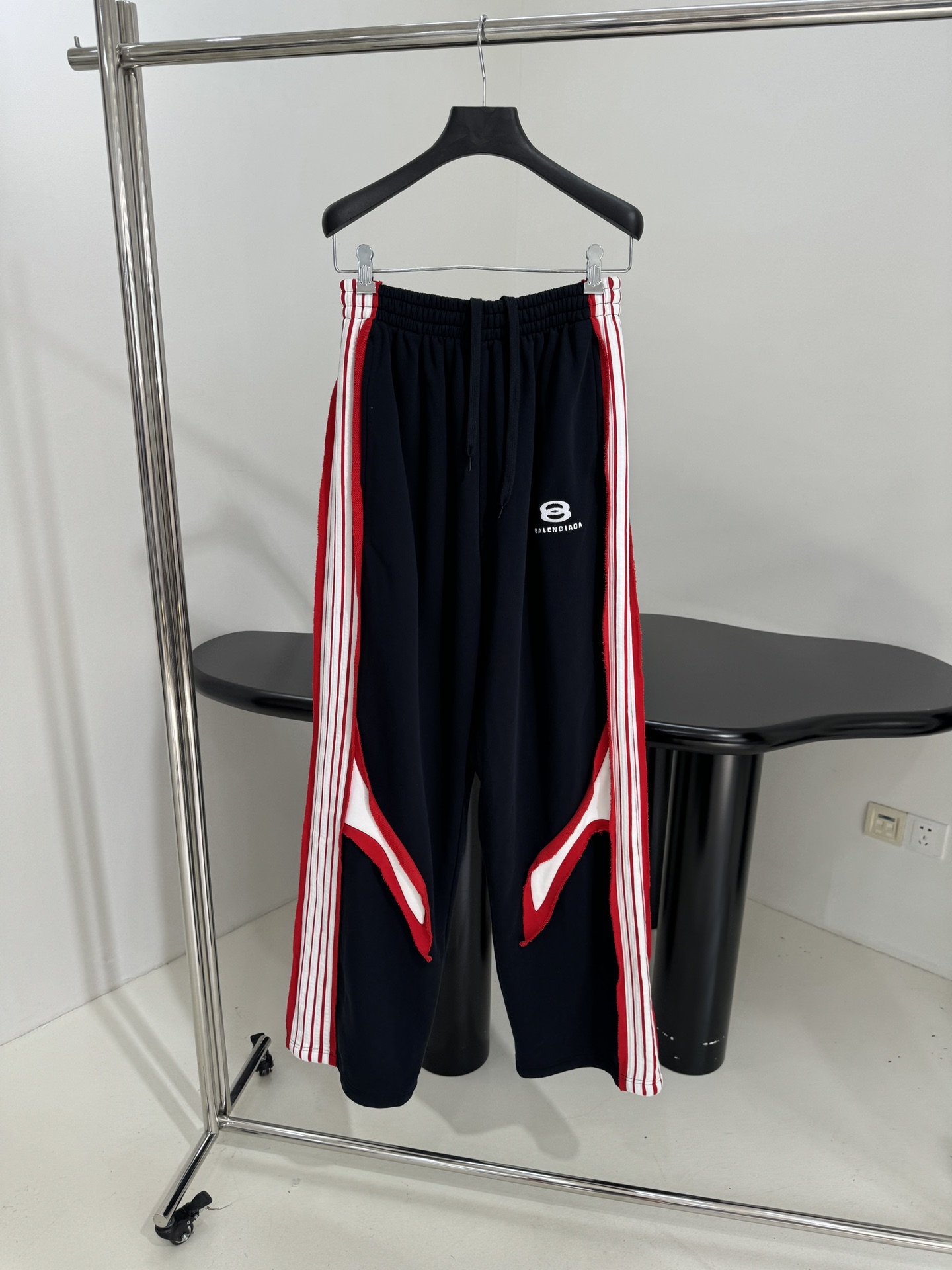 “Balenciaga Original Cut-Up Sports Pants for Women with Iconic Embroidery Details” - 图片 1