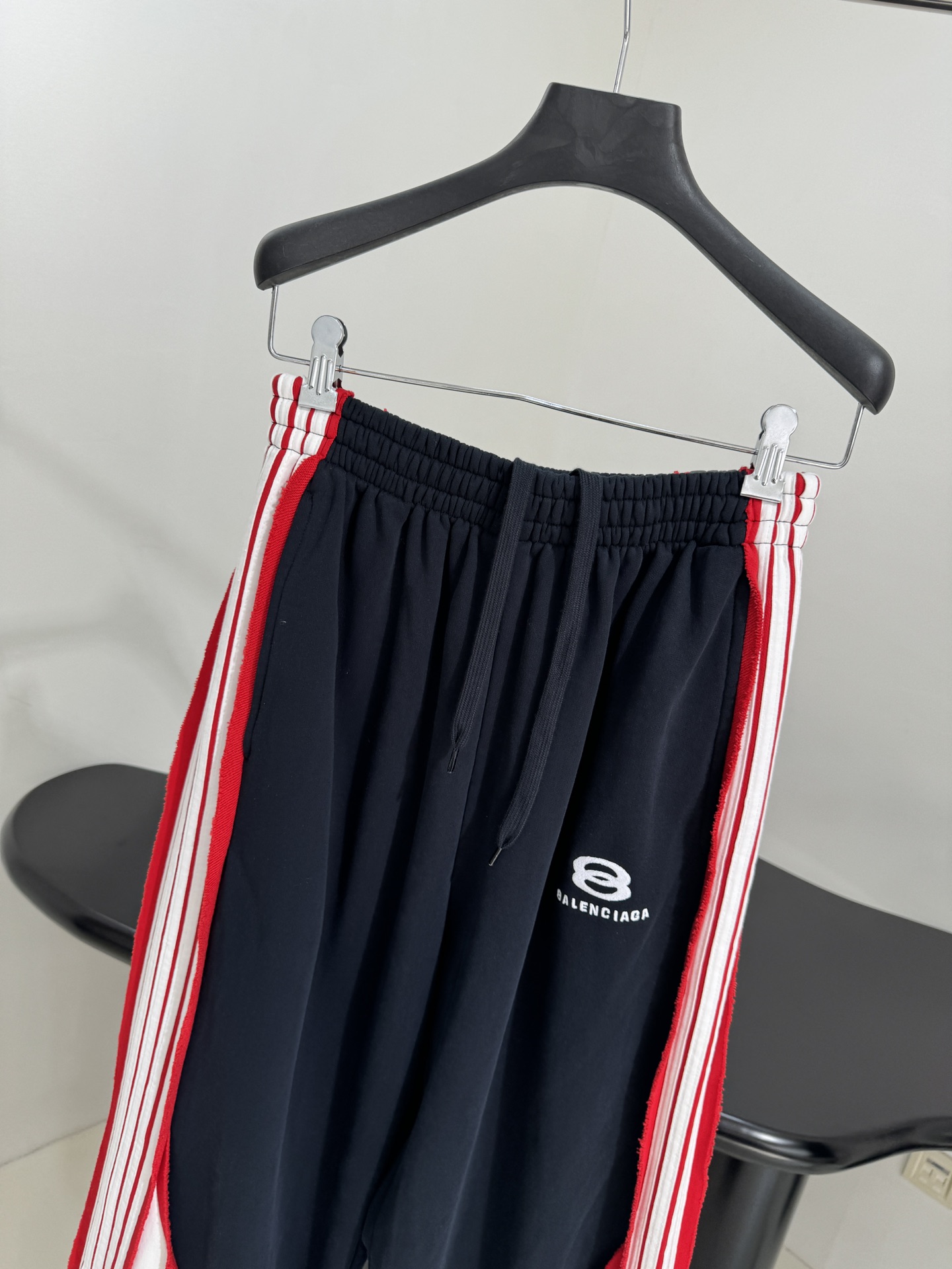 “Balenciaga Original Cut-Up Sports Pants for Women with Iconic Embroidery Details” - 图片 2